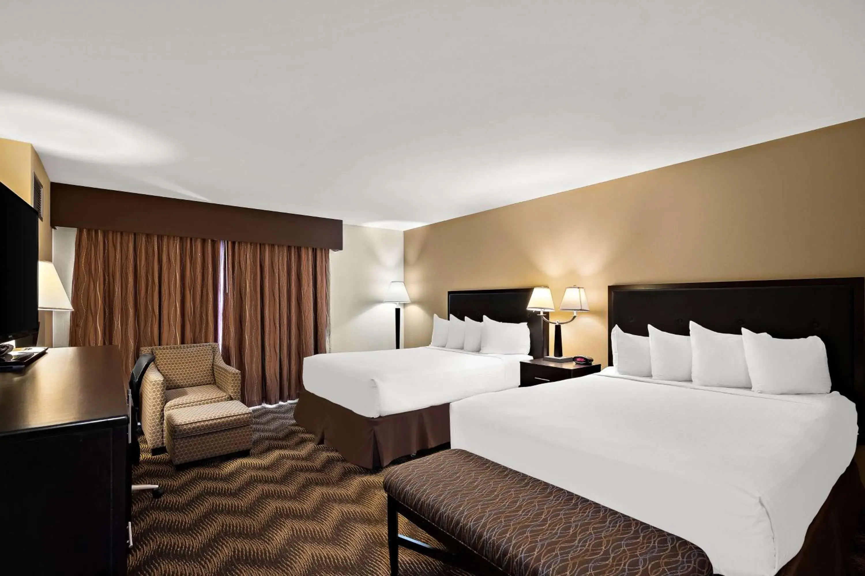 Queen Room with Two Queen Beds in Best Western Plus Gold Country Inn Queen Room with Two Queen Beds in Best Western Plus Gold Country Inn