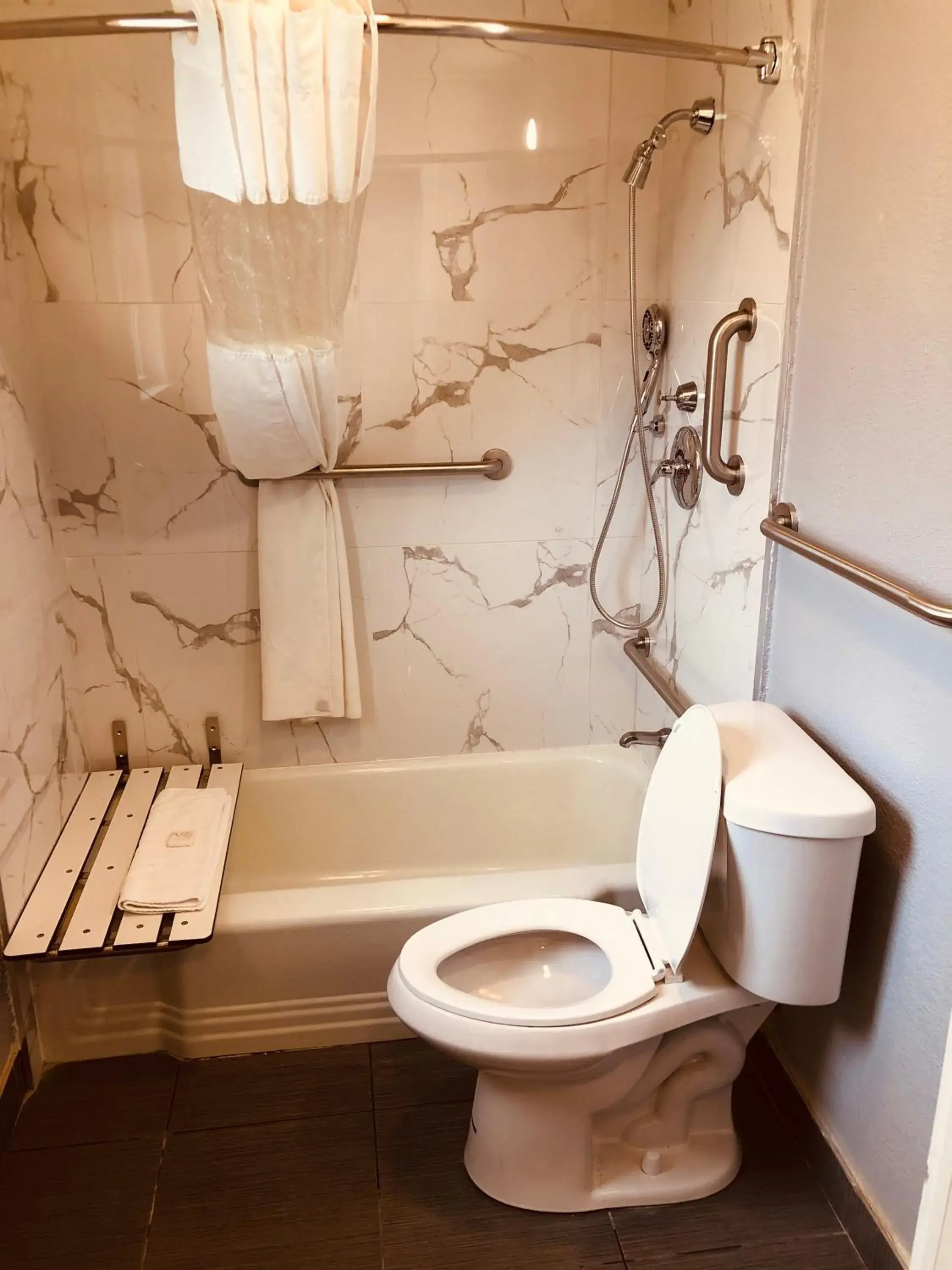 King Room - Disability Access in Berkshire Inn King Room - Disability Access in Berkshire Inn