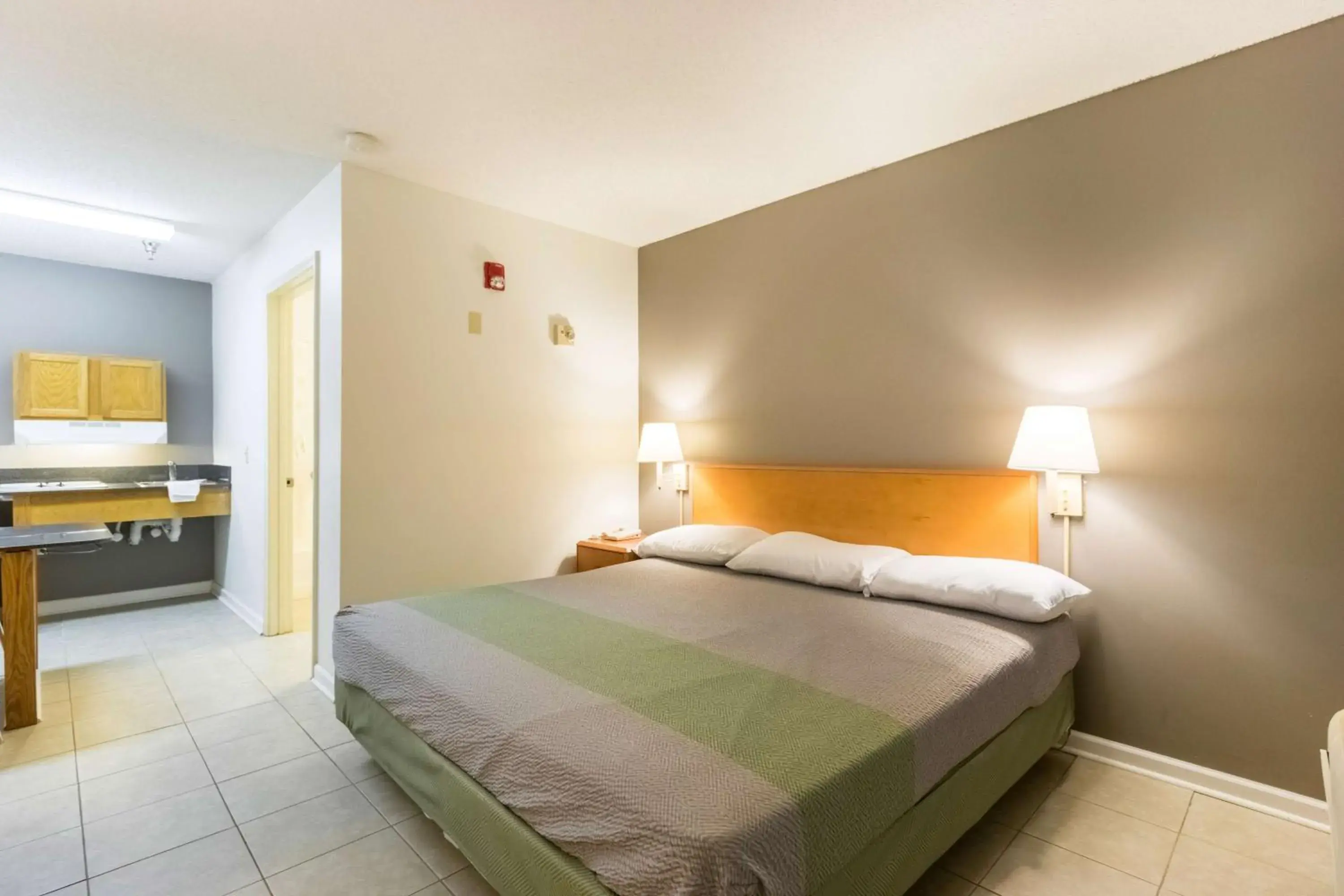 King Room - Disability Access - Non-Smoking in Studio 6-Statesboro, GA King Room - Disability Access - Non-Smoking in Studio 6-Statesboro, GA