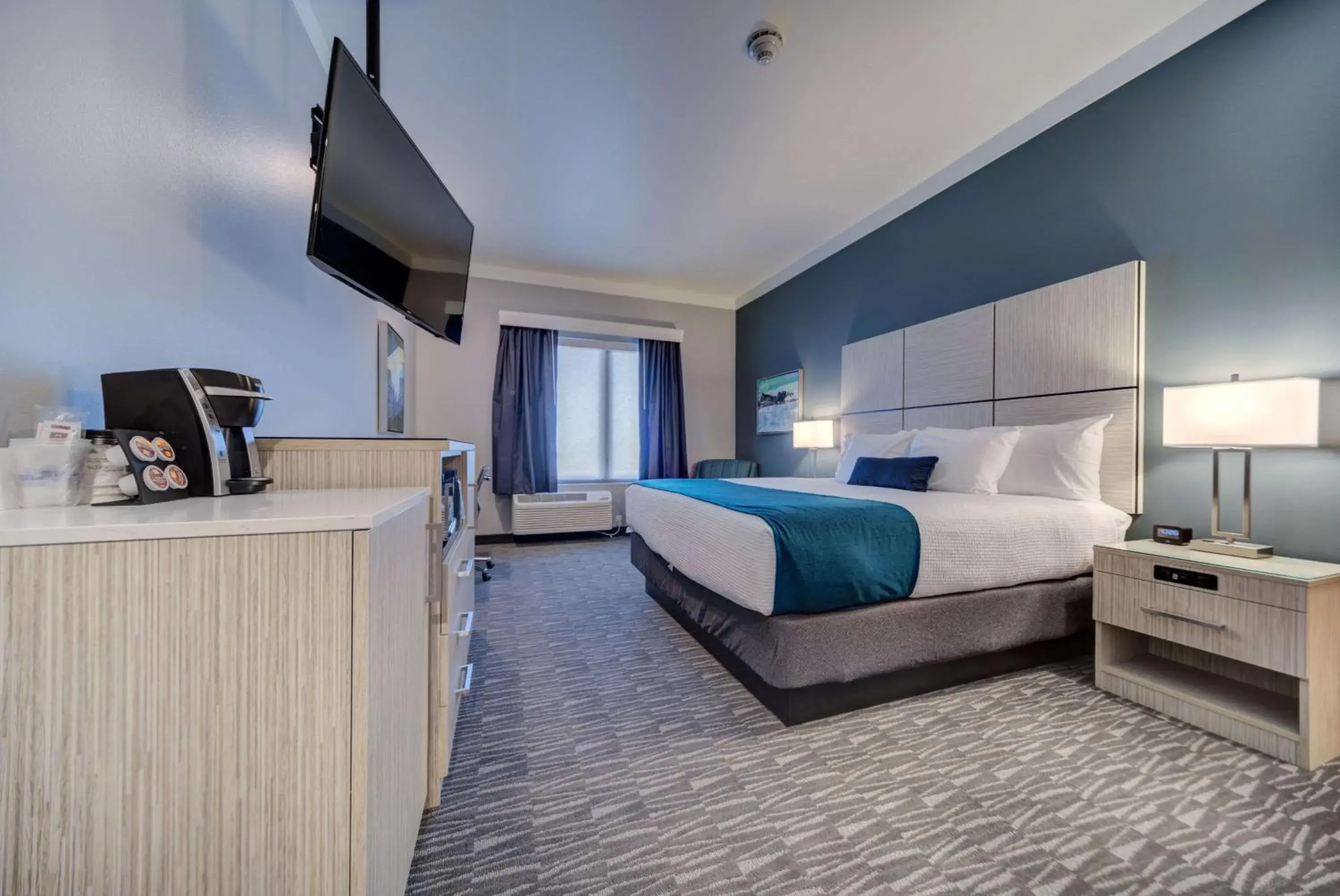 King Room with Sofa Bed and Moutain View in Hotel Peppertree Bend, BW Premier Collection King Room with Sofa Bed and Moutain View in Hotel Peppertree Bend, BW Premier Collection