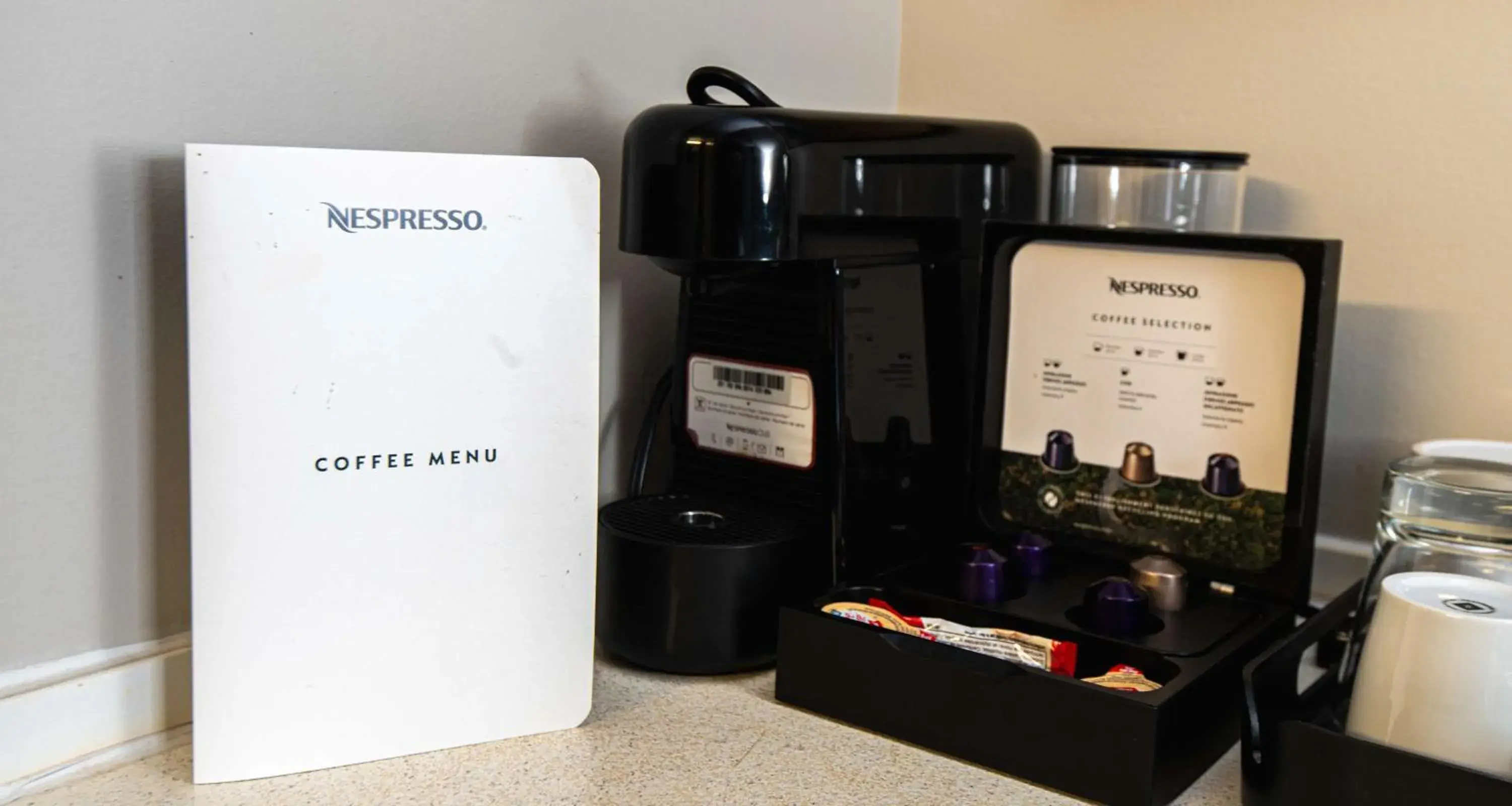 Large King Suite with Sofa Bed and Jacuzzi - Patio/Non-Smoking in Elm Hurst Inn & Spa Large King Suite with Sofa Bed and Jacuzzi - Patio/Non-Smoking in Elm Hurst Inn & Spa