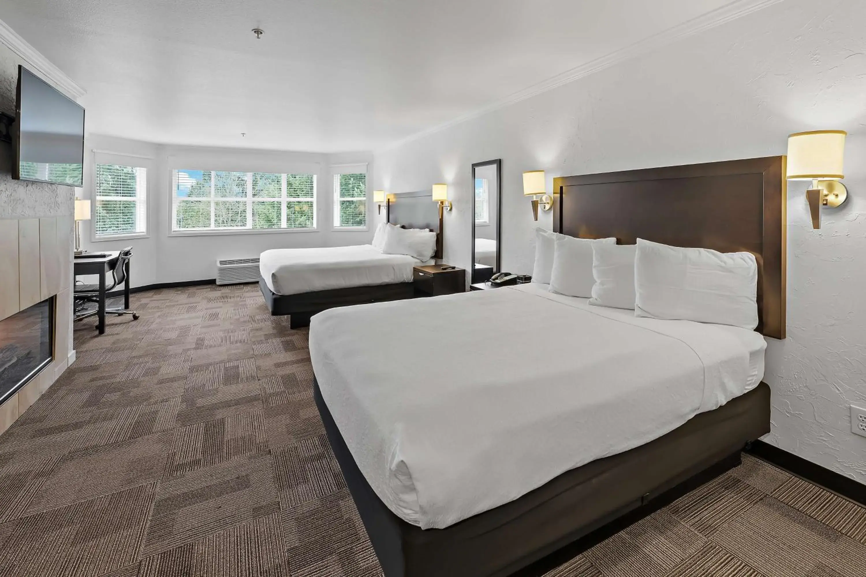 Room with King and Queen Bed in Best Western Wesley Inn & Suites Room with King and Queen Bed in Best Western Wesley Inn & Suites