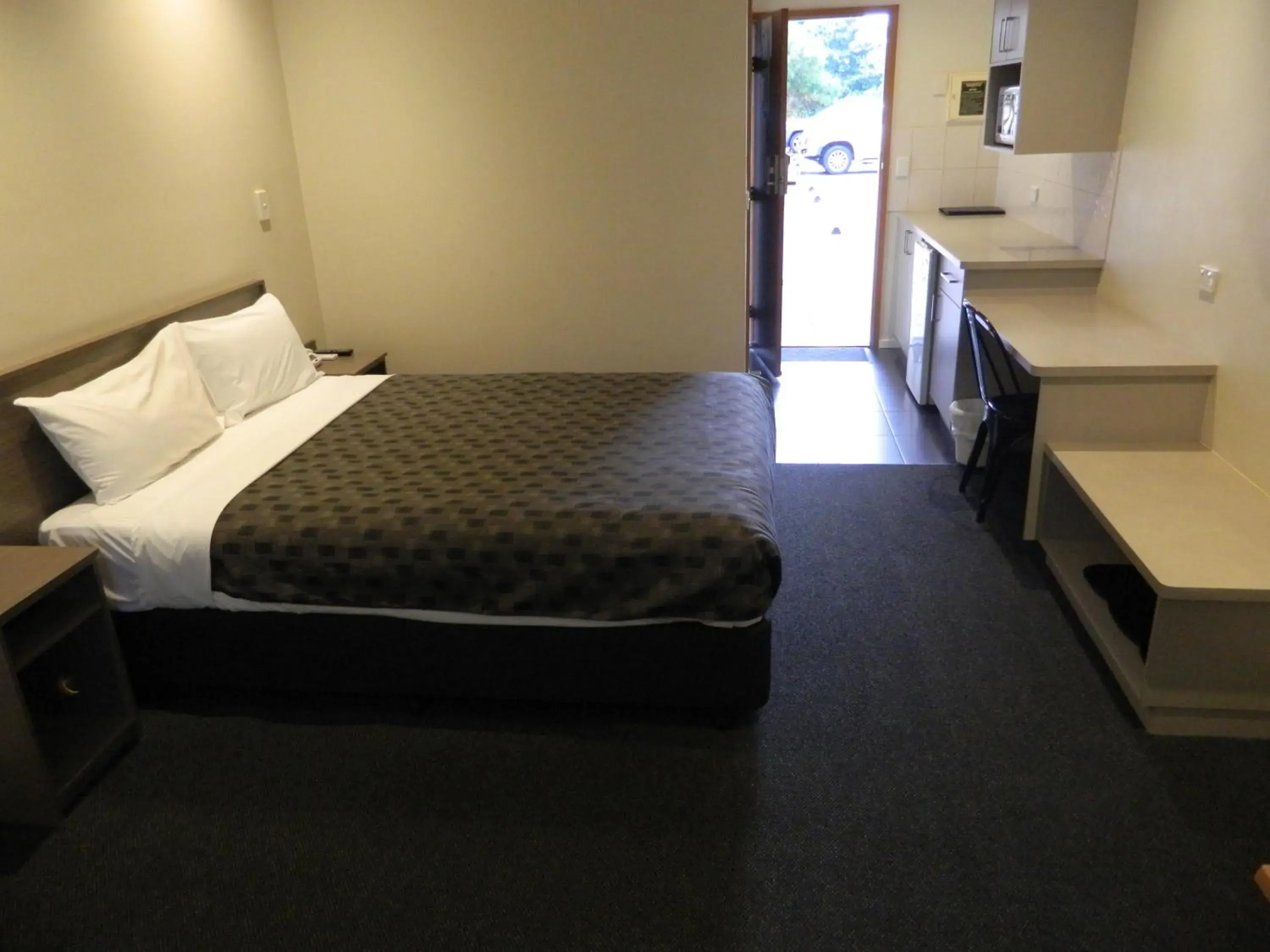 Deluxe Queen Room in Werribee Motel and Apartments Deluxe Queen Room in Werribee Motel and Apartments