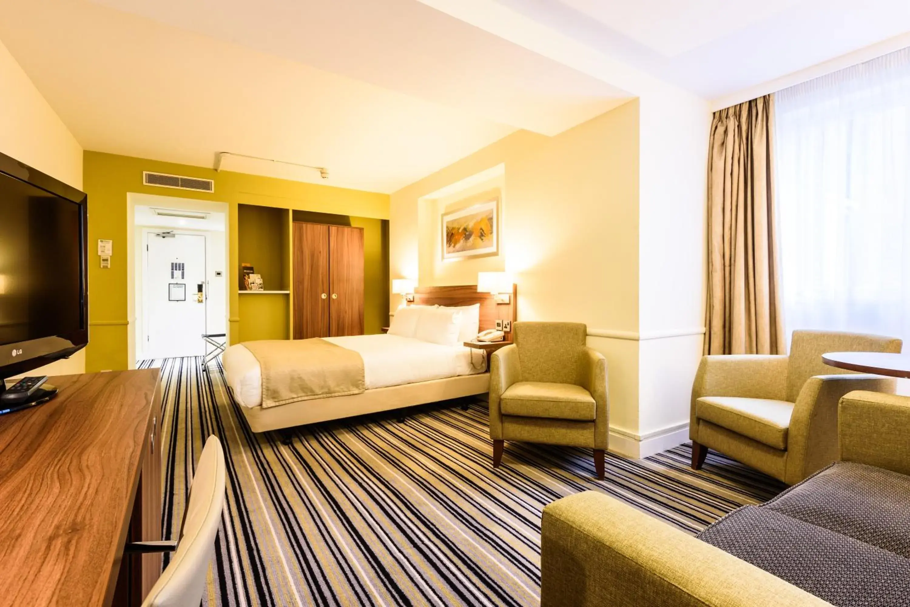 Standard Double Room with Sofa Bed in Holiday Inn Portsmouth by IHG Standard Double Room with Sofa Bed in Holiday Inn Portsmouth by IHG