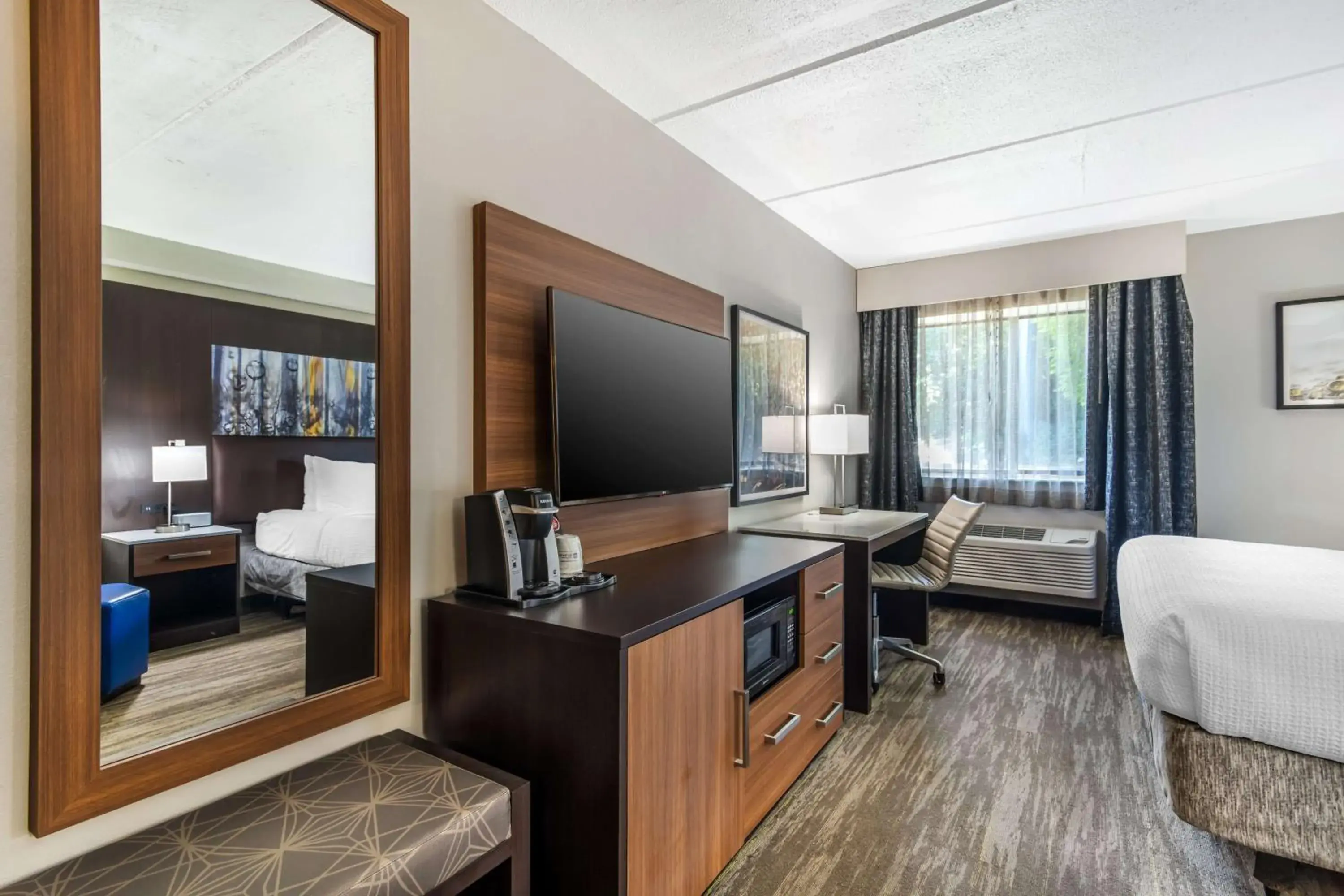 King Room with Mobility Accessible Tub in Best Western Atlanta-Marietta Ballpark Hotel King Room with Mobility Accessible Tub in Best Western Atlanta-Marietta Ballpark Hotel