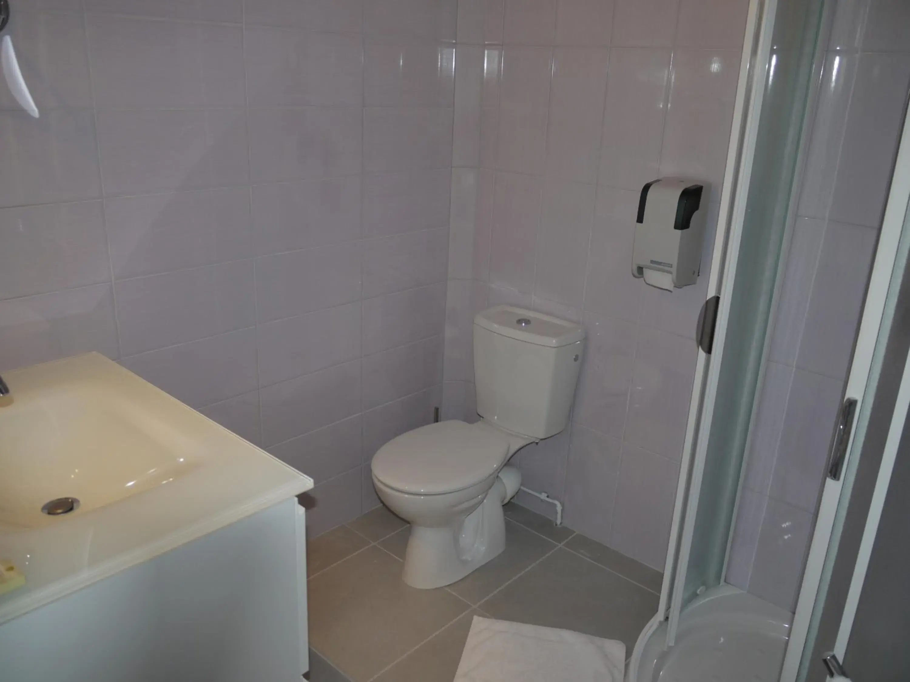 Double Room - single occupancy in Logis Hotel Des Voyageurs Restaurant La Bonne Tabl'Hay Double Room - single occupancy in Logis Hotel Des Voyageurs Restaurant La Bonne Tabl'Hay