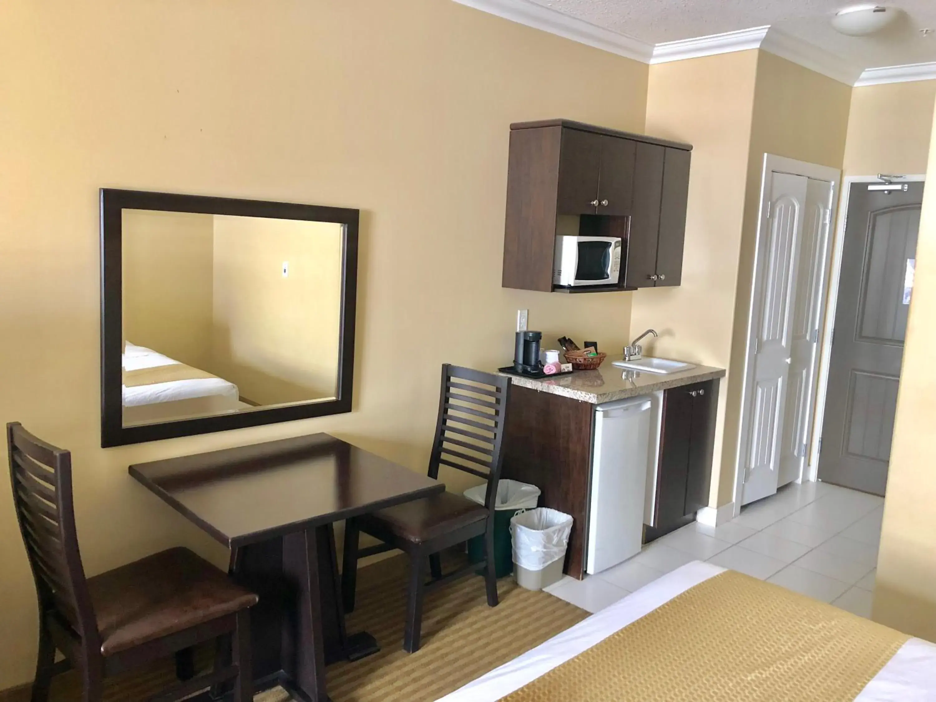 Queen Room with Two Queen Beds - Non-Smoking in Ramada by Wyndham Cold Lake Queen Room with Two Queen Beds - Non-Smoking in Ramada by Wyndham Cold Lake