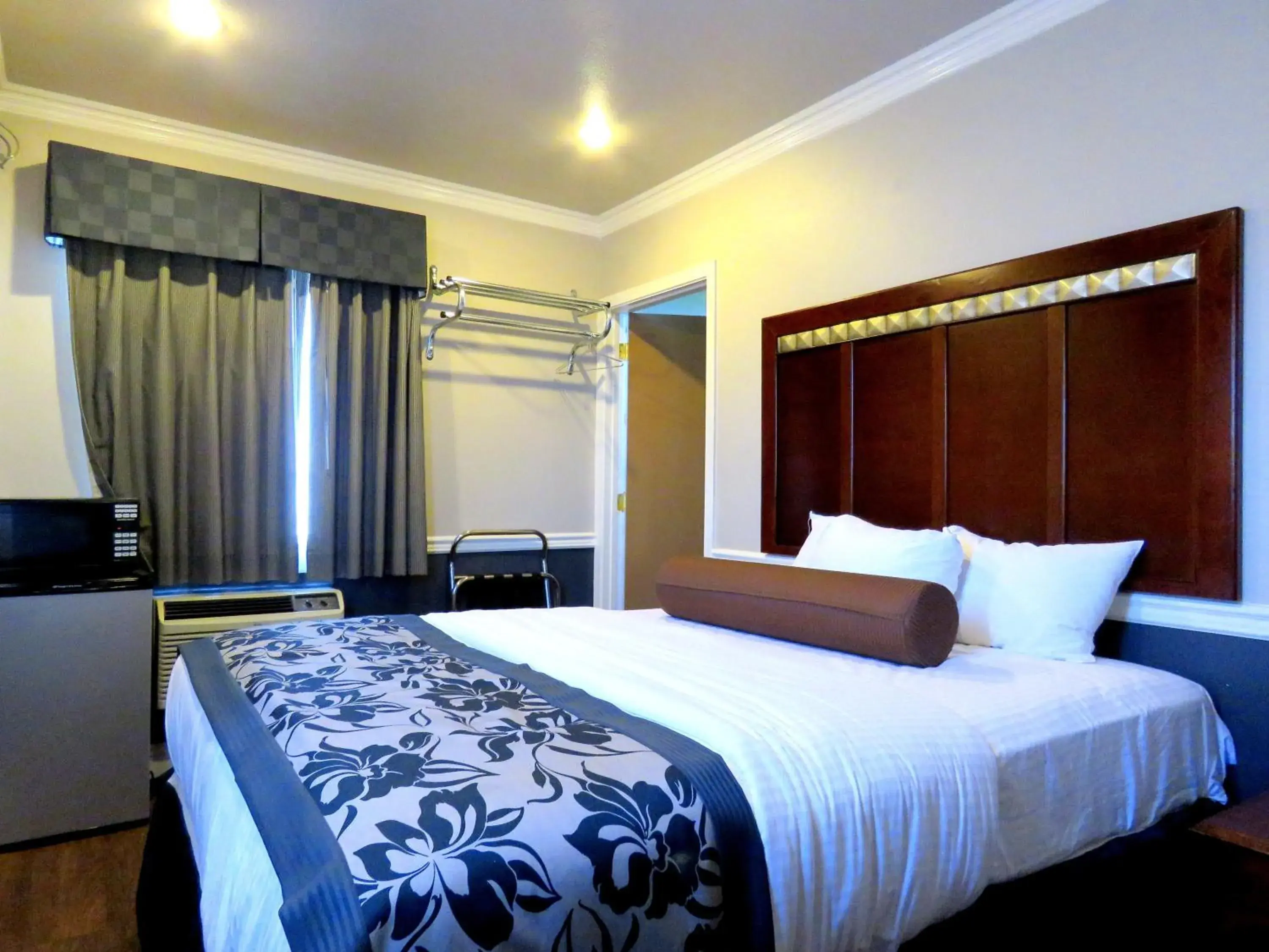 Queen Room in La Bonita Inn Motel Queen Room in La Bonita Inn Motel