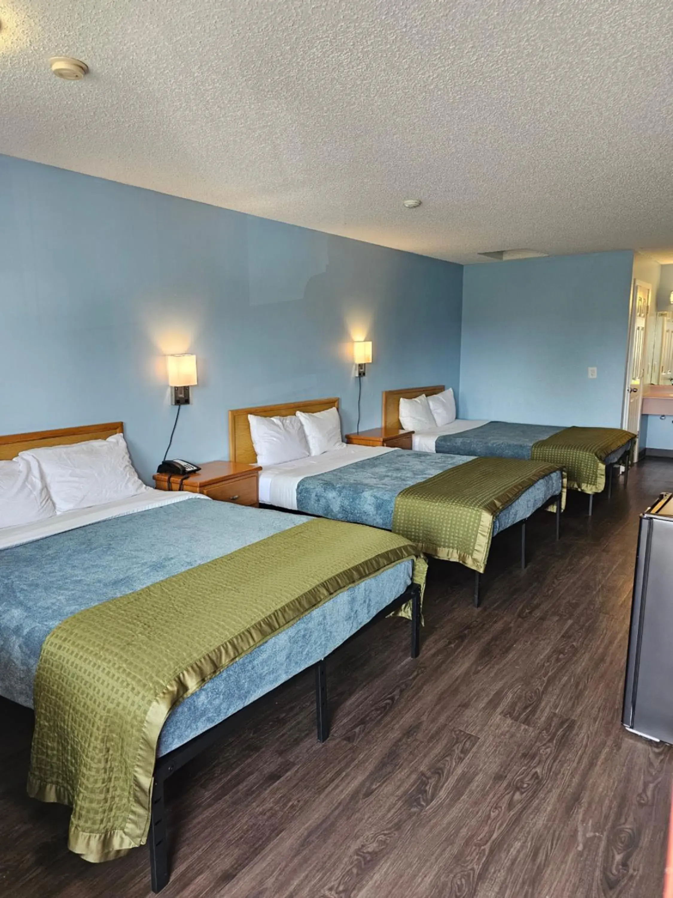 Triple Room - Non-Smoking in Sumner Motor Inn Triple Room - Non-Smoking in Sumner Motor Inn