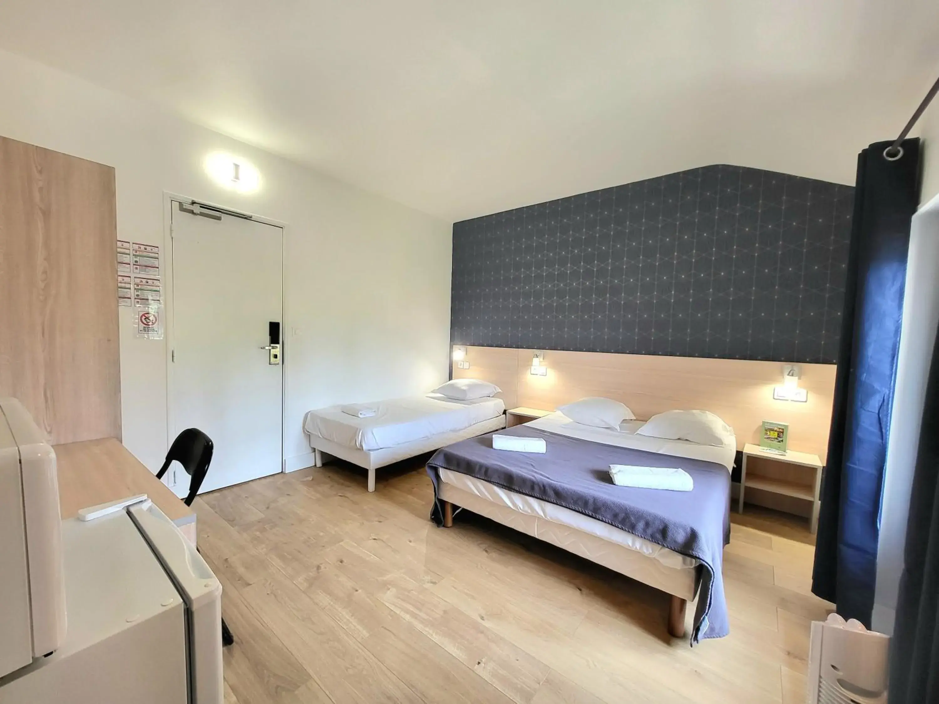 Standard Triple Room in Cit'Hôtel La Résidence Standard Triple Room in Cit'Hôtel La Résidence