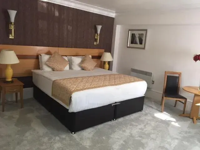 Queen Suite in Harefield Manor Hotel Queen Suite in Harefield Manor Hotel