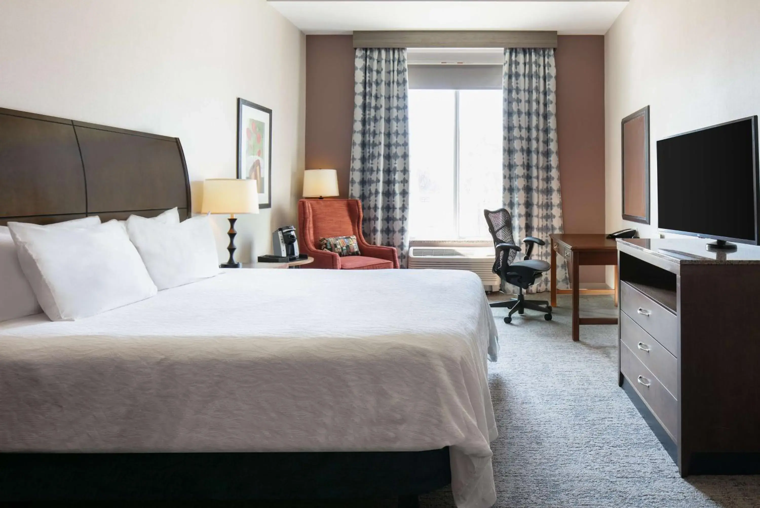 King Room with Tub - Mobility and Hearing Access in Hilton Garden Inn Manhattan Kansas King Room with Tub - Mobility and Hearing Access in Hilton Garden Inn Manhattan Kansas