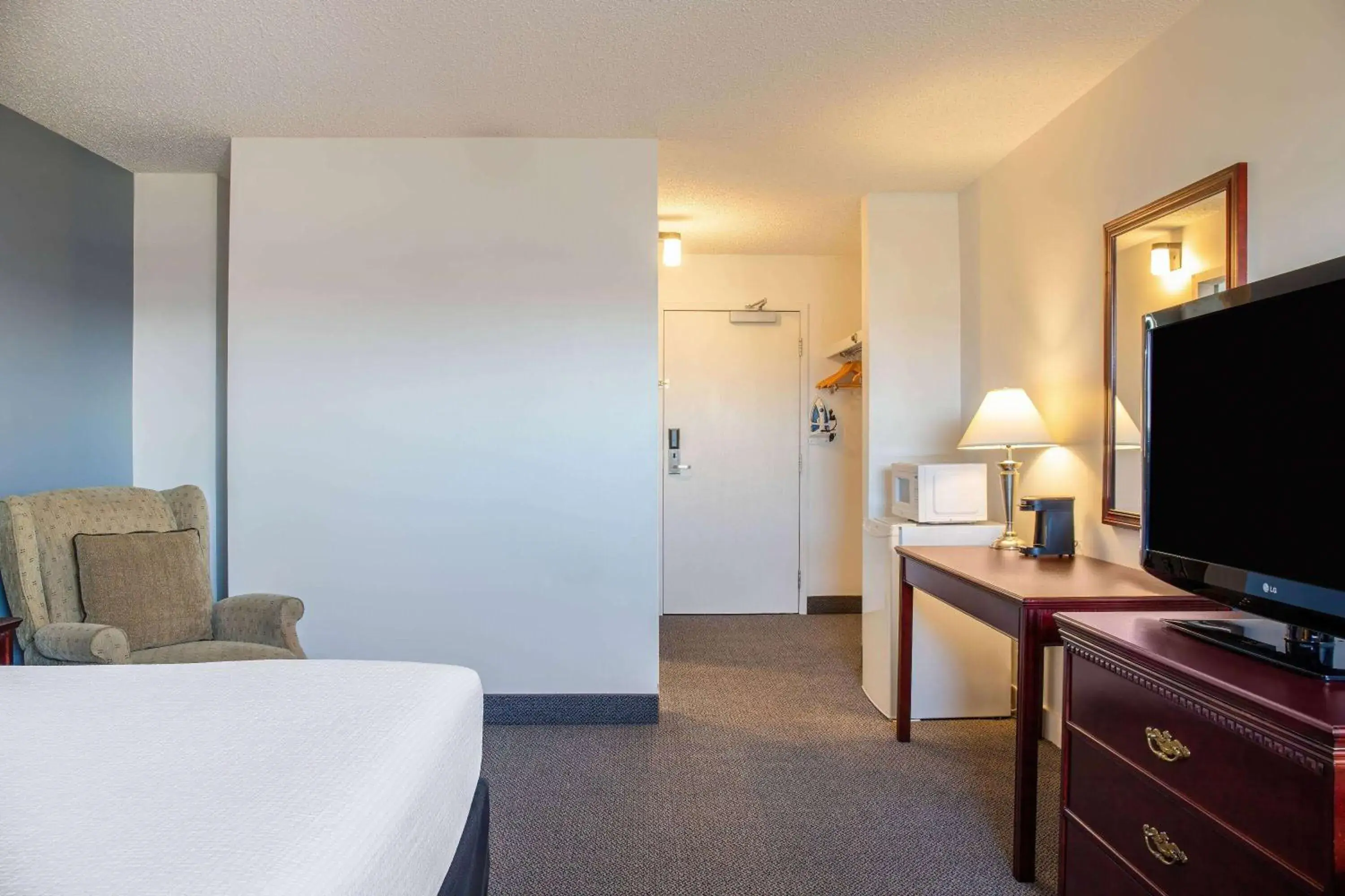 Queen Room with Bathtub w/Grab Bars - Mobility Accessible - Non-Smoking in Days Inn & Conference Centre by Wyndham Camrose Norsemen Queen Room with Bathtub w/Grab Bars - Mobility Accessible - Non-Smoking in Days Inn & Conference Centre by Wyndham Camrose Norsemen