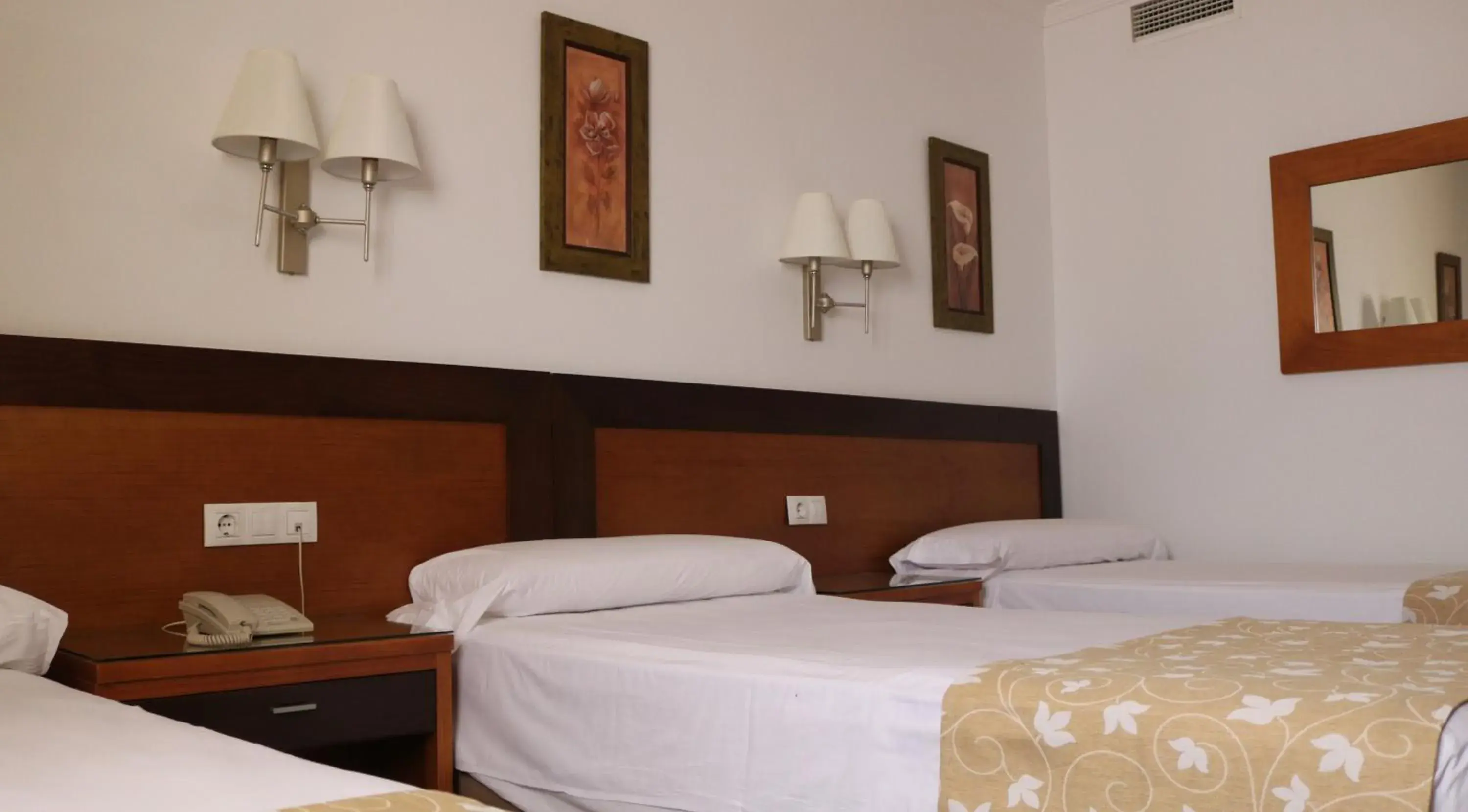 Triple Room in Hotel Restaurante Blanco y Verde Triple Room in Hotel Restaurante Blanco y Verde