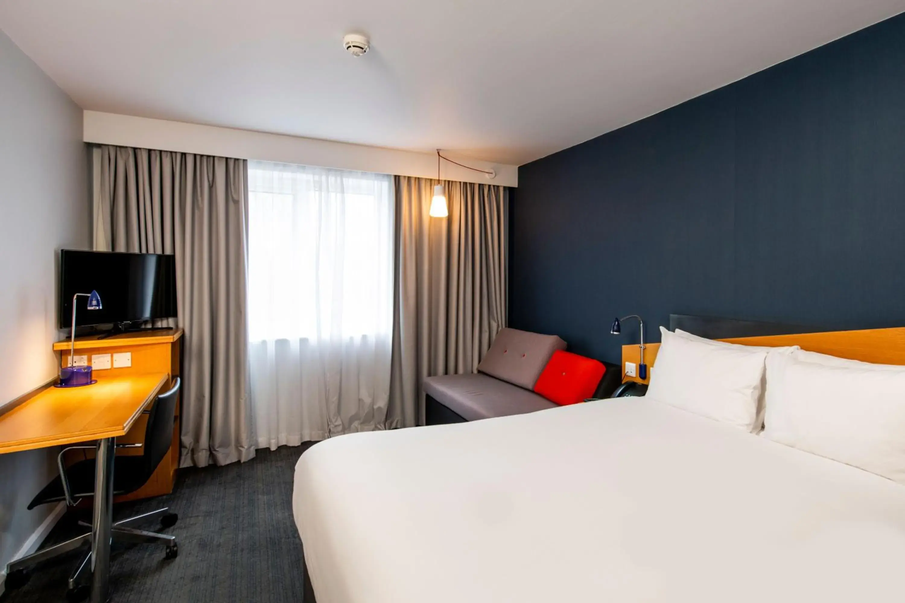 Standard Double Room with Free Hot Breakfast in Holiday Inn Express Hamilton by IHG Standard Double Room with Free Hot Breakfast in Holiday Inn Express Hamilton by IHG