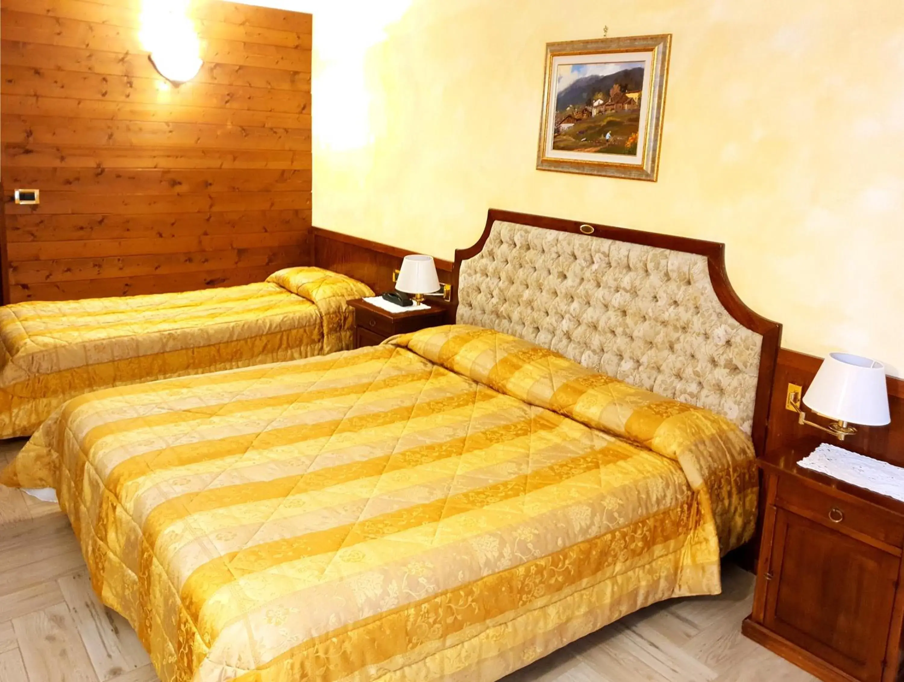 Superior Quadruple Room in Hotel Des Alpes Superior Quadruple Room in Hotel Des Alpes