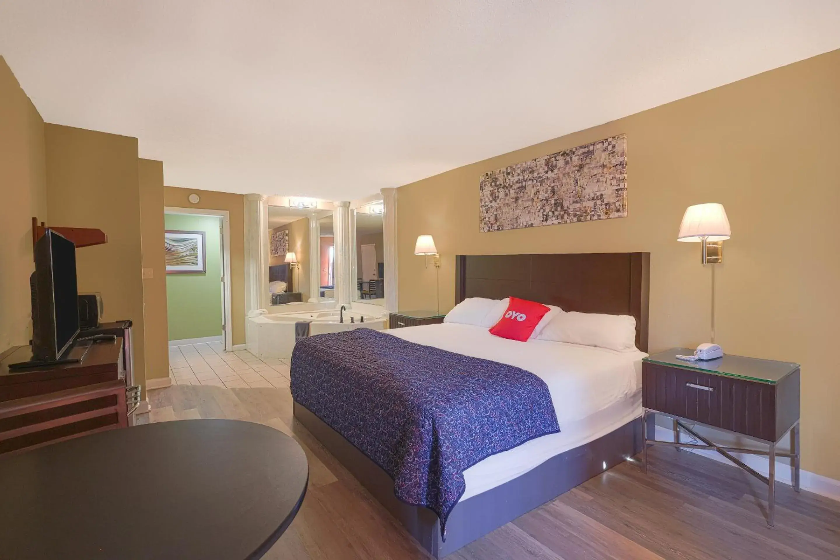 King Bed with Jetted Tub in OYO Hotel Brownsville TN I-40 King Bed with Jetted Tub in OYO Hotel Brownsville TN I-40