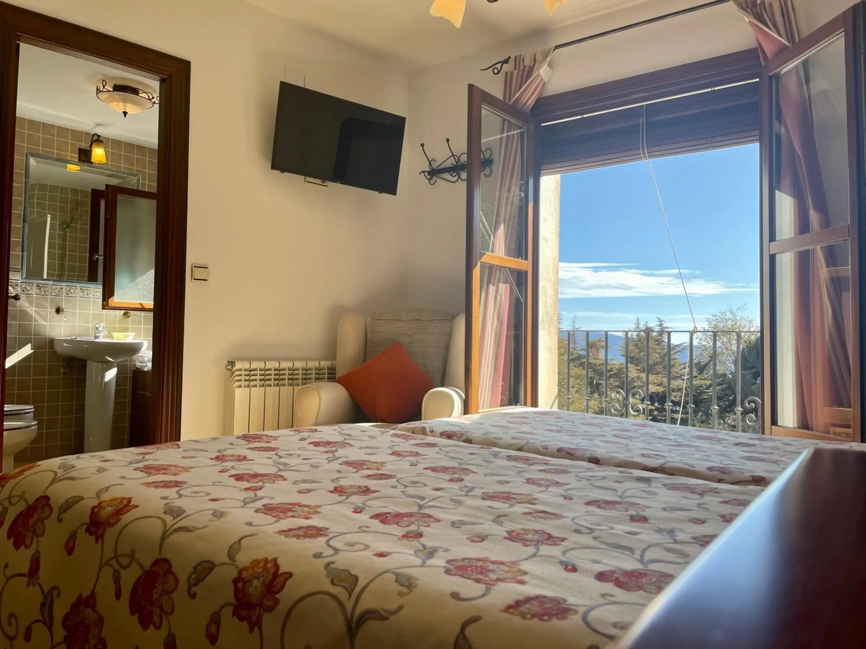 Superior Double or Twin Room with Mountain View in Hotel Rural Poqueira II Superior Double or Twin Room with Mountain View in Hotel Rural Poqueira II