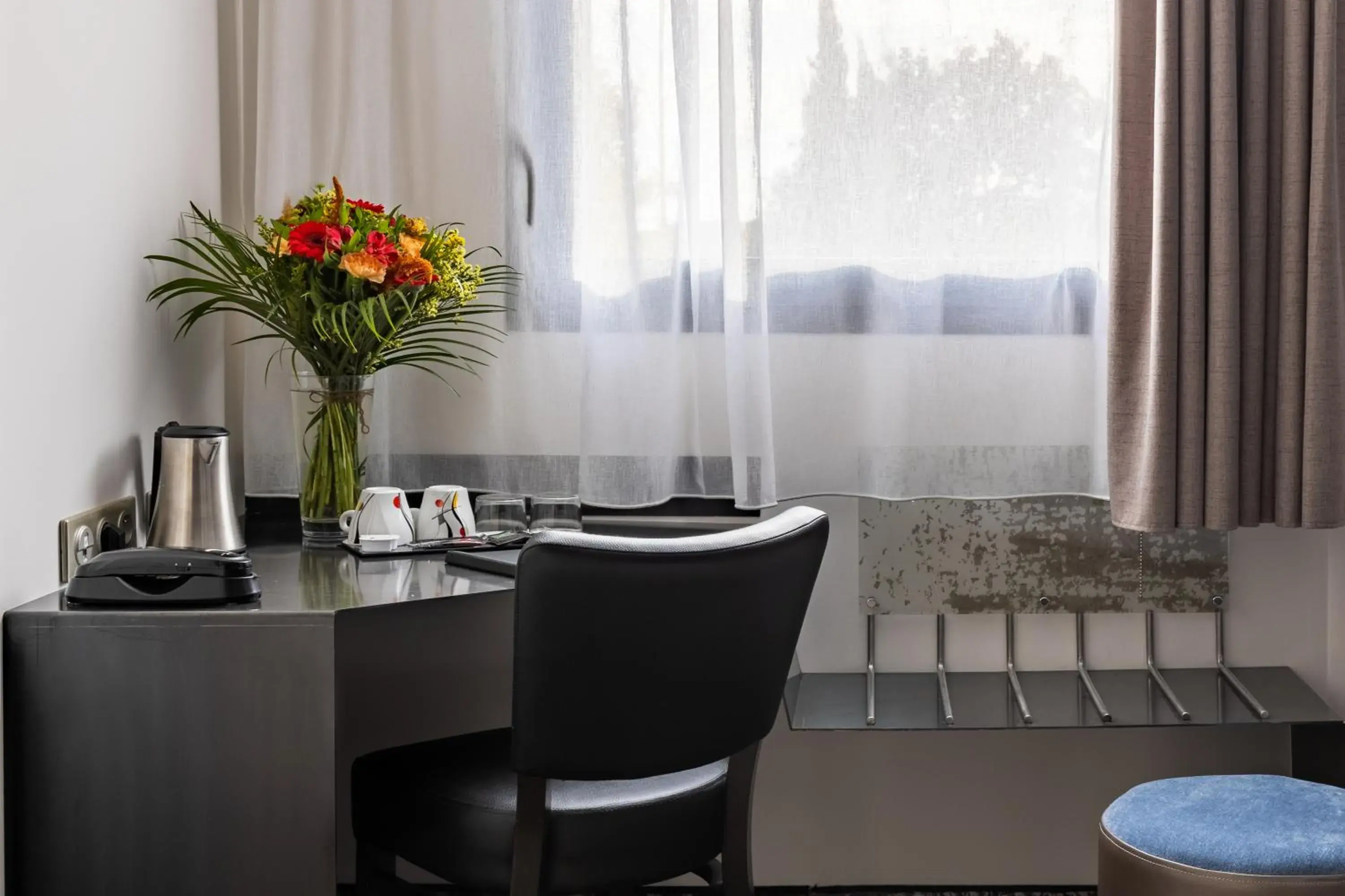 Executive Queen Room with Roll-In Shower - Disability Access/Non-Smoking in Best Western Saint Exupéry Eysines - Bordeaux Ouest Executive Queen Room with Roll-In Shower - Disability Access/Non-Smoking in Best Western Saint Exupéry Eysines - Bordeaux Ouest