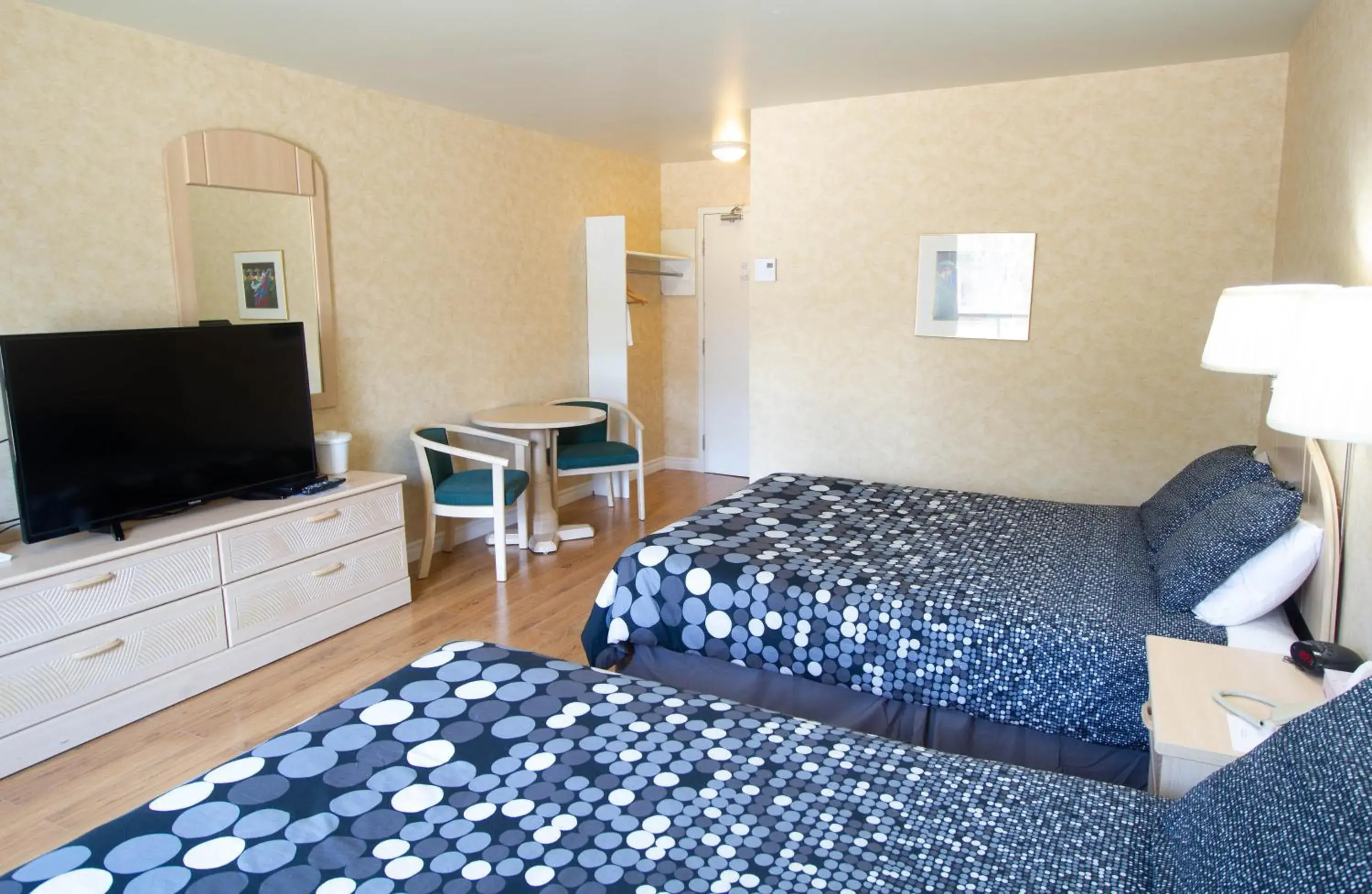 Double Room with Two Double Beds in Auberge La Rocaille Double Room with Two Double Beds in Auberge La Rocaille