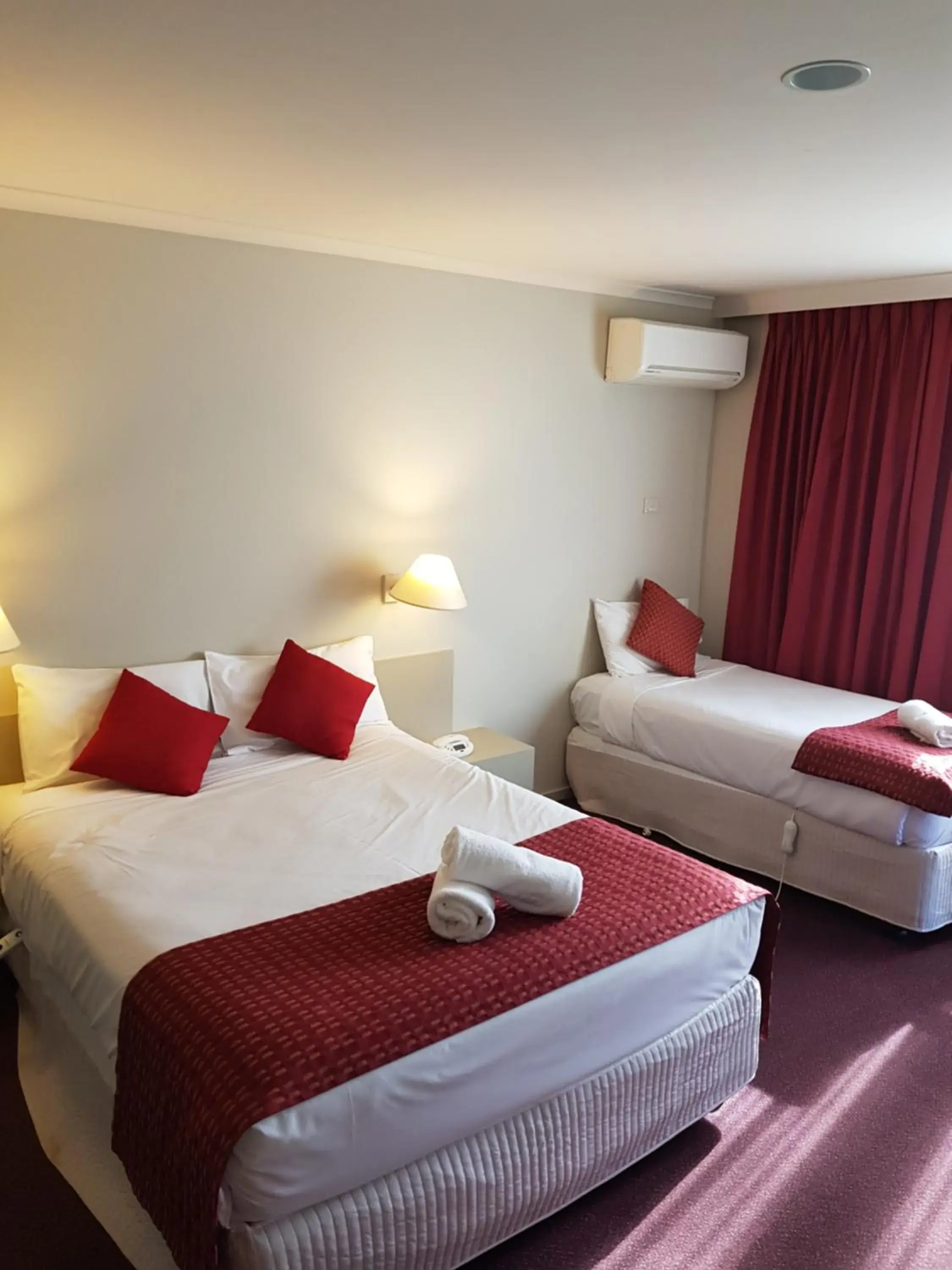 Deluxe Twin Room in Ringwood Lake Inn Deluxe Twin Room in Ringwood Lake Inn