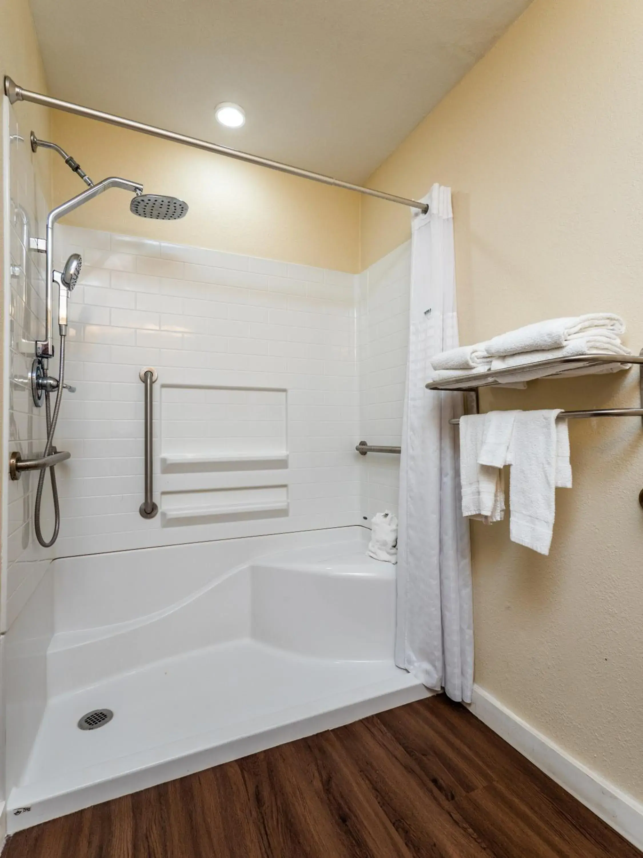 Queen Room with Two Queen Beds and Bath Tub - Hearing Accessible/Non-Smoking in Microtel Inn and Suites Ocala Queen Room with Two Queen Beds and Bath Tub - Hearing Accessible/Non-Smoking in Microtel Inn and Suites Ocala