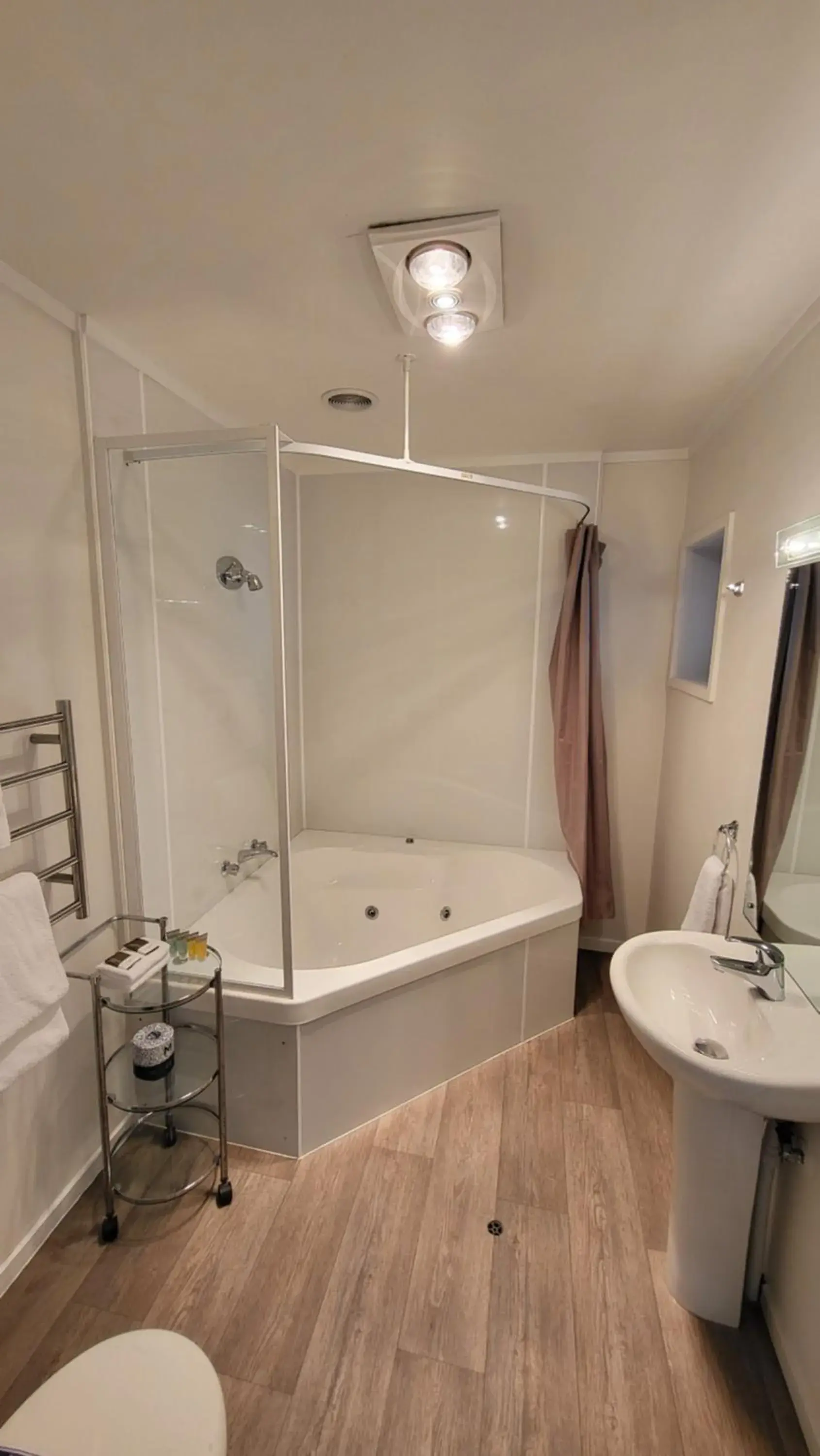 Studio Unit with Spa Bath in Manukau Motor Lodge Studio Unit with Spa Bath in Manukau Motor Lodge
