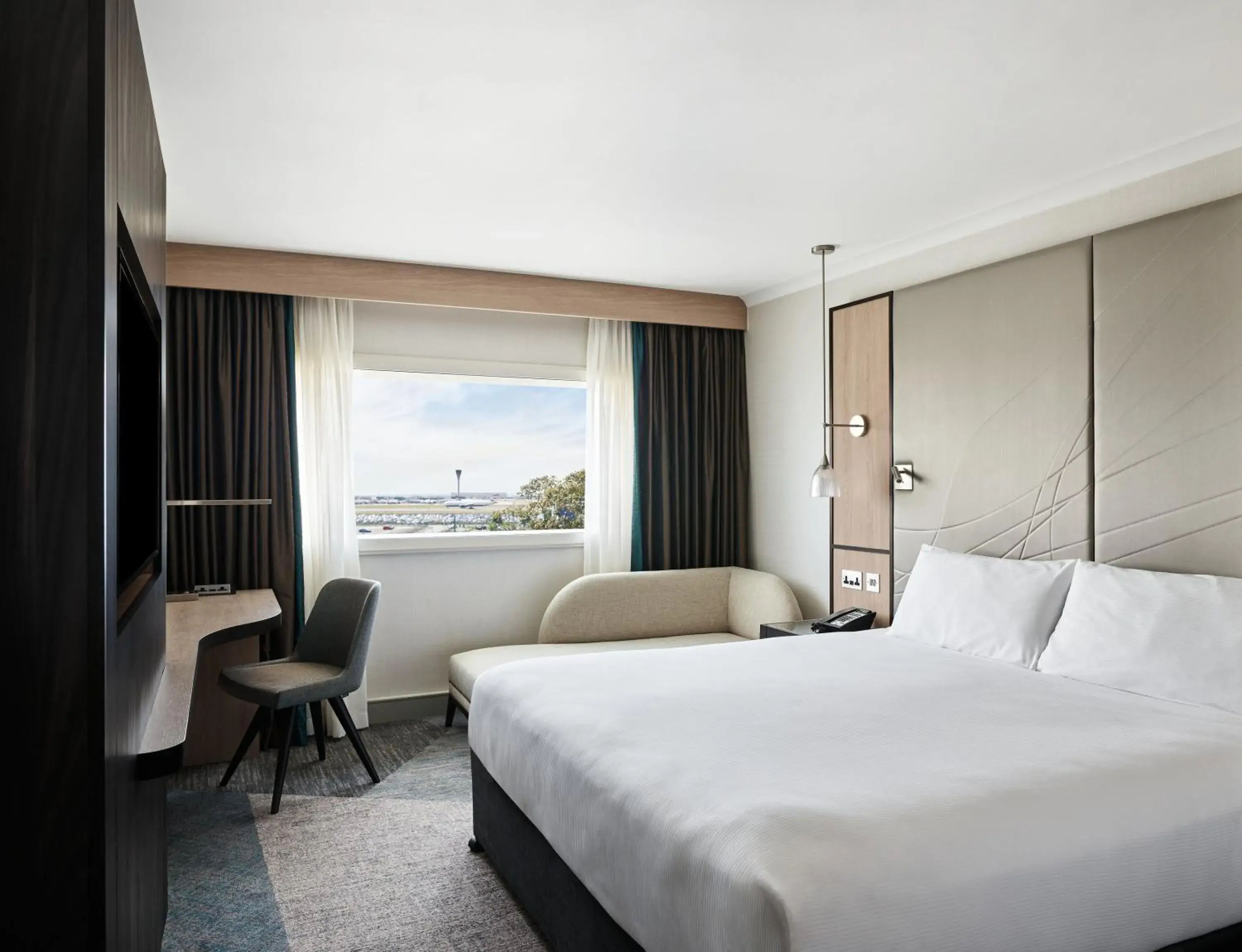 King Room with Runway View in Hyatt Place London Heathrow Airport King Room with Runway View in Hyatt Place London Heathrow Airport