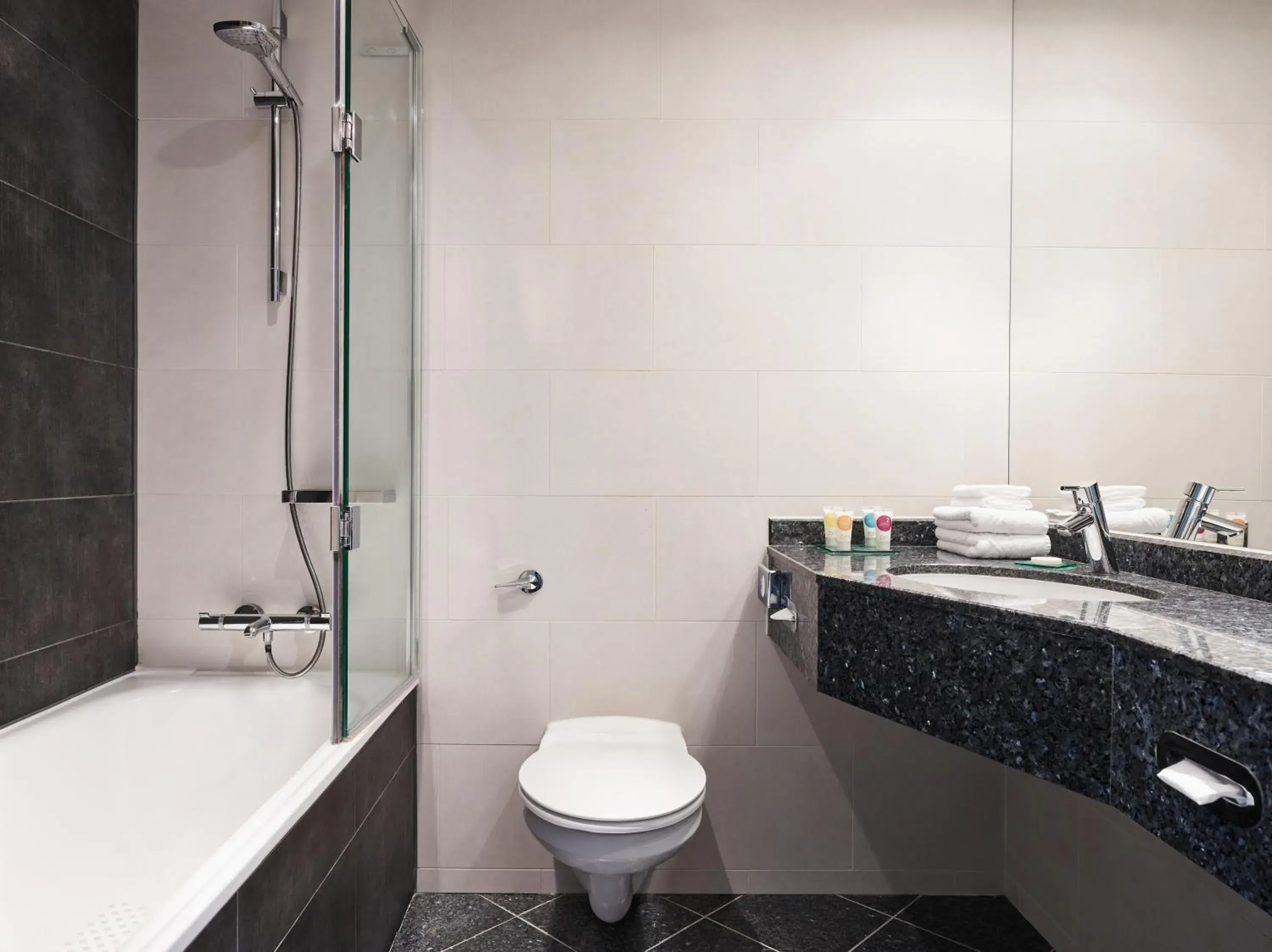 Twin Room - High Floor in Hyatt Place London Heathrow Airport Twin Room - High Floor in Hyatt Place London Heathrow Airport