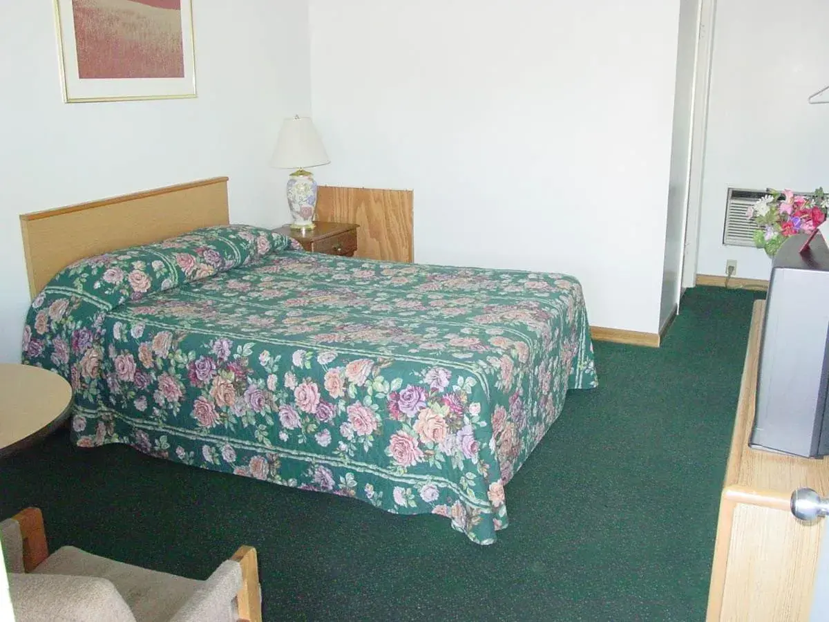 Queen Room in Monticello Inn - Monticello, Indiana Queen Room in Monticello Inn - Monticello, Indiana