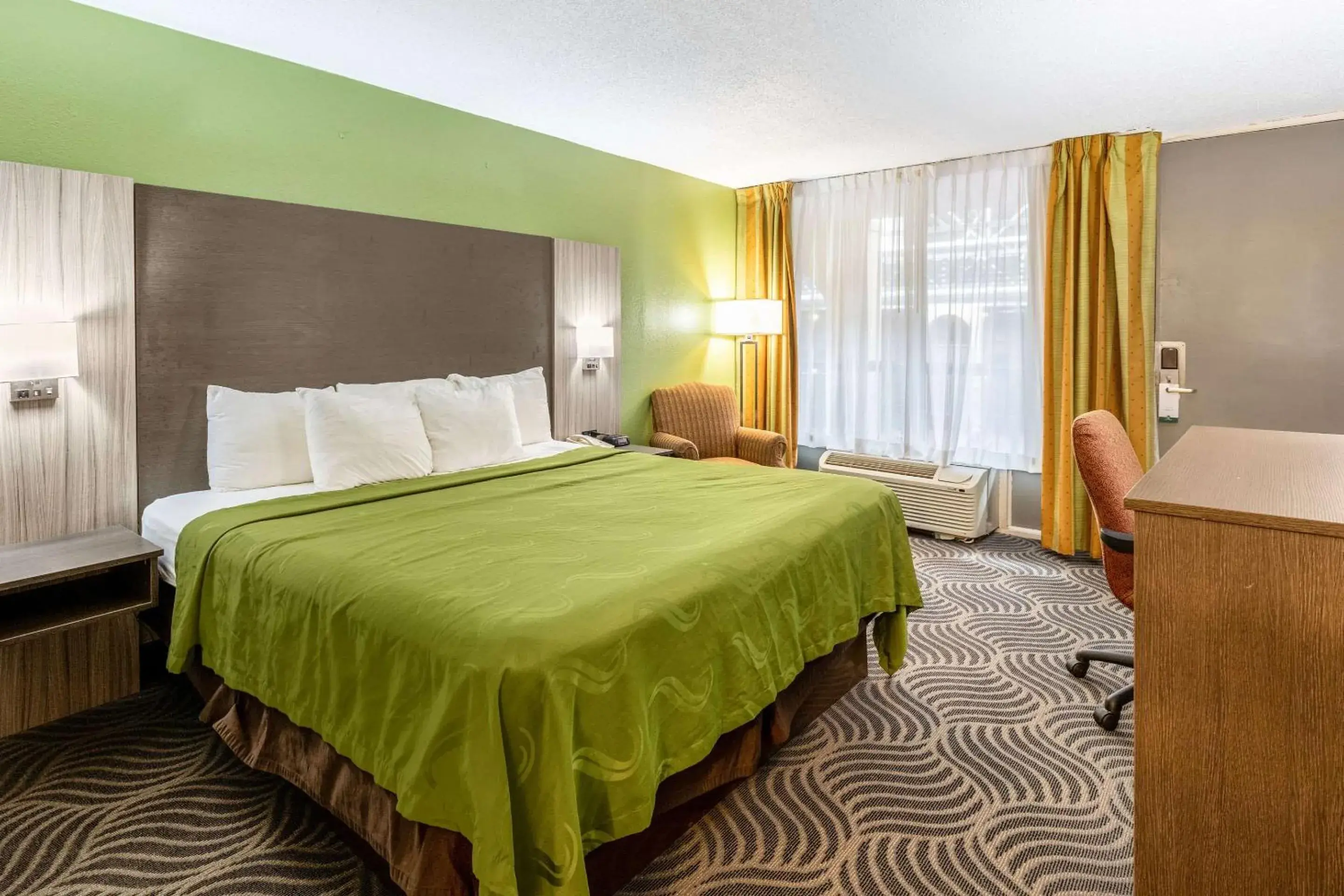 Standard King Room - Non-Smoking in Quality Inn Newport Standard King Room - Non-Smoking in Quality Inn Newport