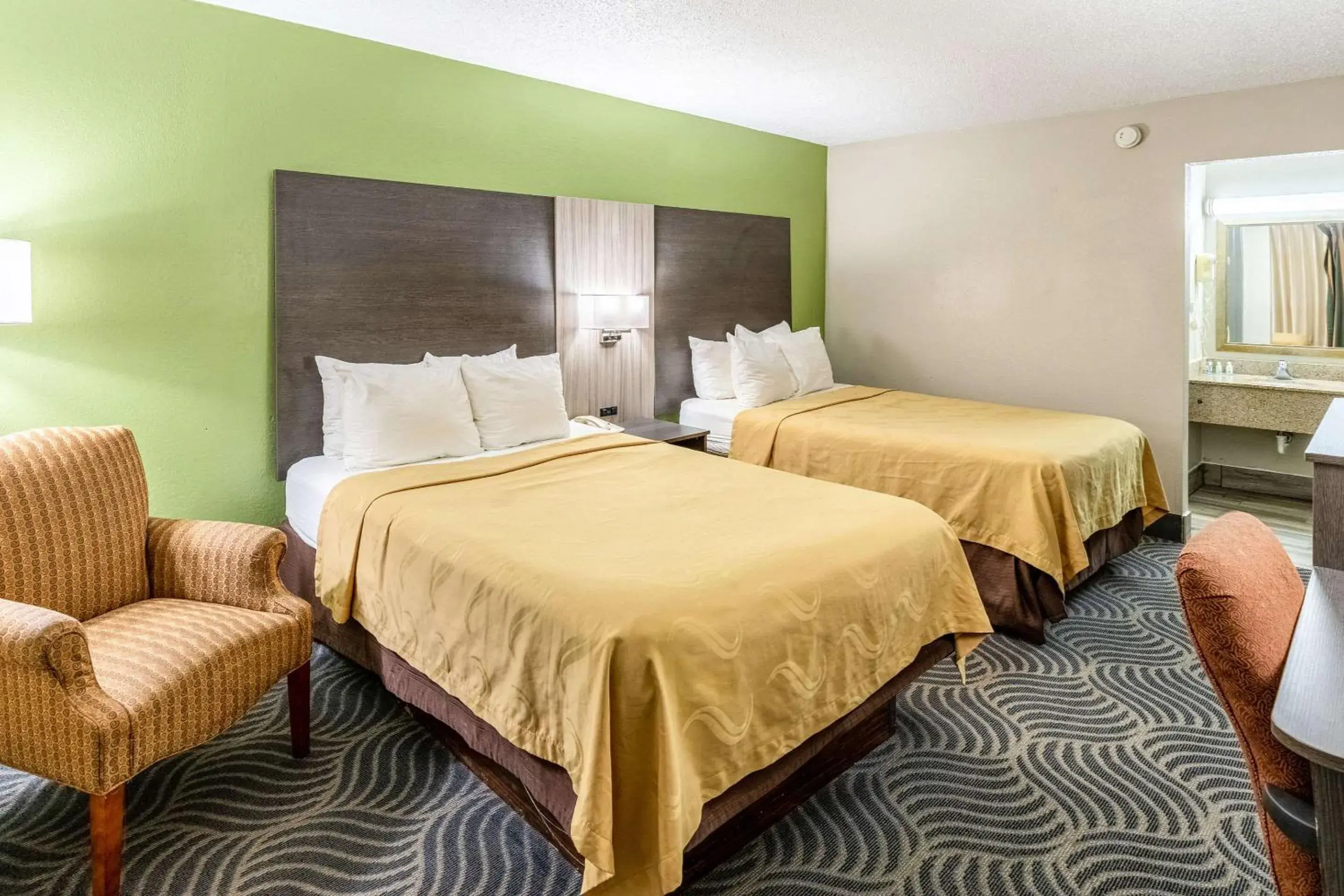 Double Room with Two Double Beds in Quality Inn Newport Double Room with Two Double Beds in Quality Inn Newport