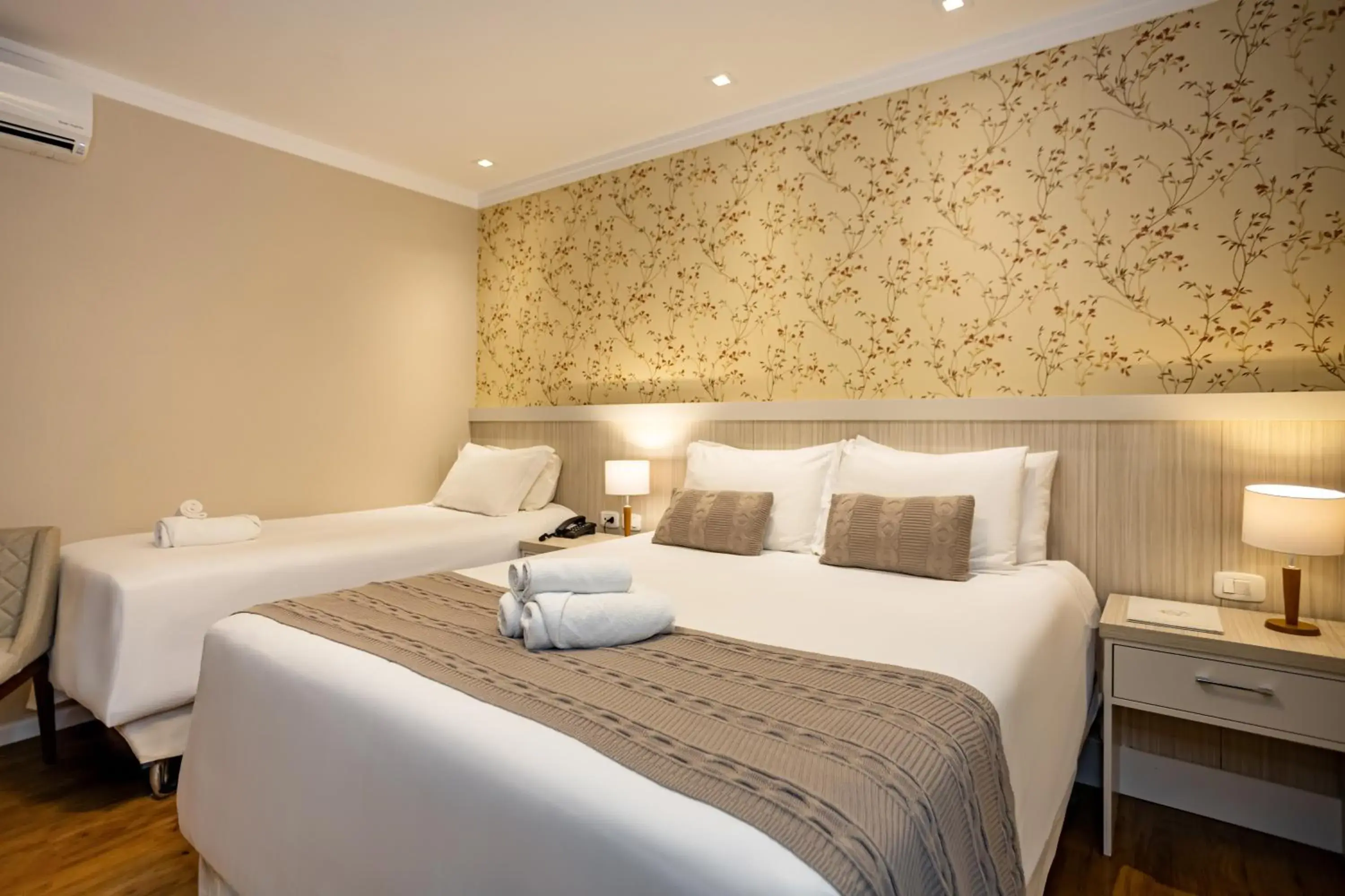 Triple Room - Disability Access in Hotel Jardins da Colina Triple Room - Disability Access in Hotel Jardins da Colina