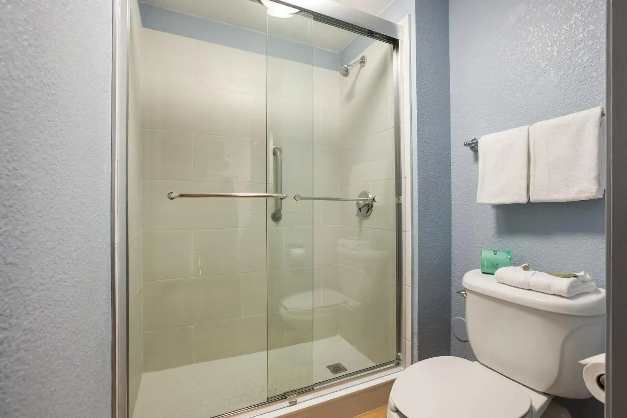 Superior King Room Disability Access Roll-In Shower Smoke Free in Red Roof Inn Princeton - Ewing Superior King Room Disability Access Roll-In Shower Smoke Free in Red Roof Inn Princeton - Ewing