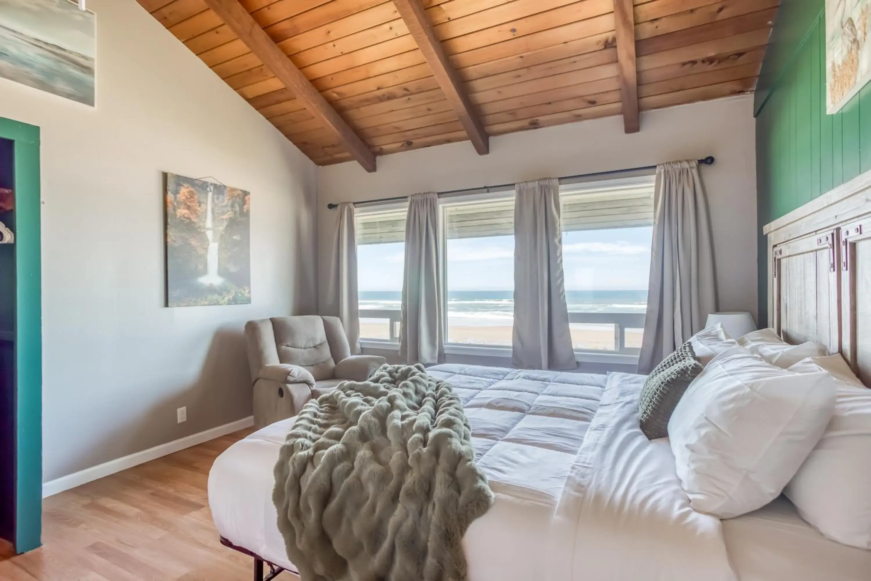 Oregon - King Suite with Kitchen in Moolack Shores Inn Oregon - King Suite with Kitchen in Moolack Shores Inn