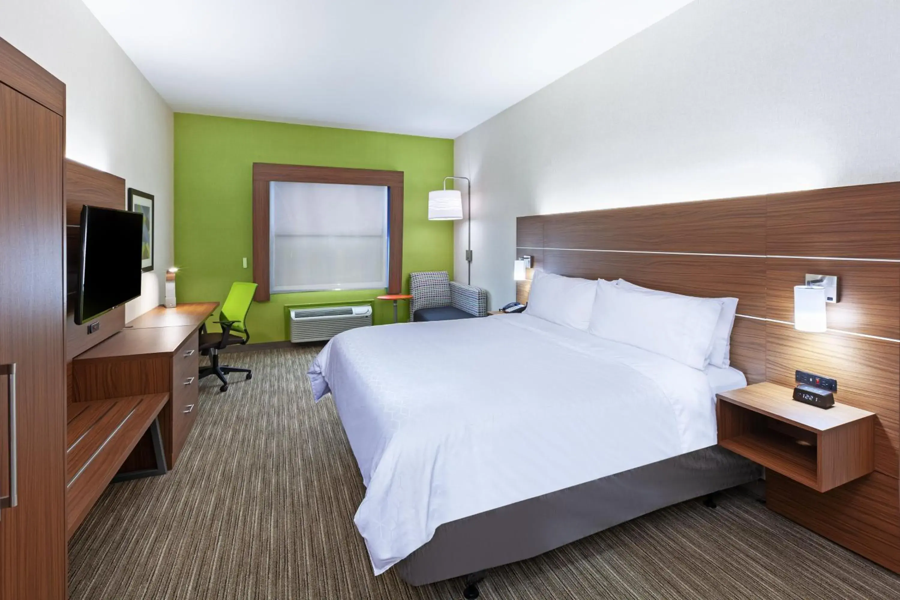 Standard King Room with Roll-In Shower - Mobility Access in Holiday Inn Express & Suites Longview South I-20 by IHG Standard King Room with Roll-In Shower - Mobility Access in Holiday Inn Express & Suites Longview South I-20 by IHG
