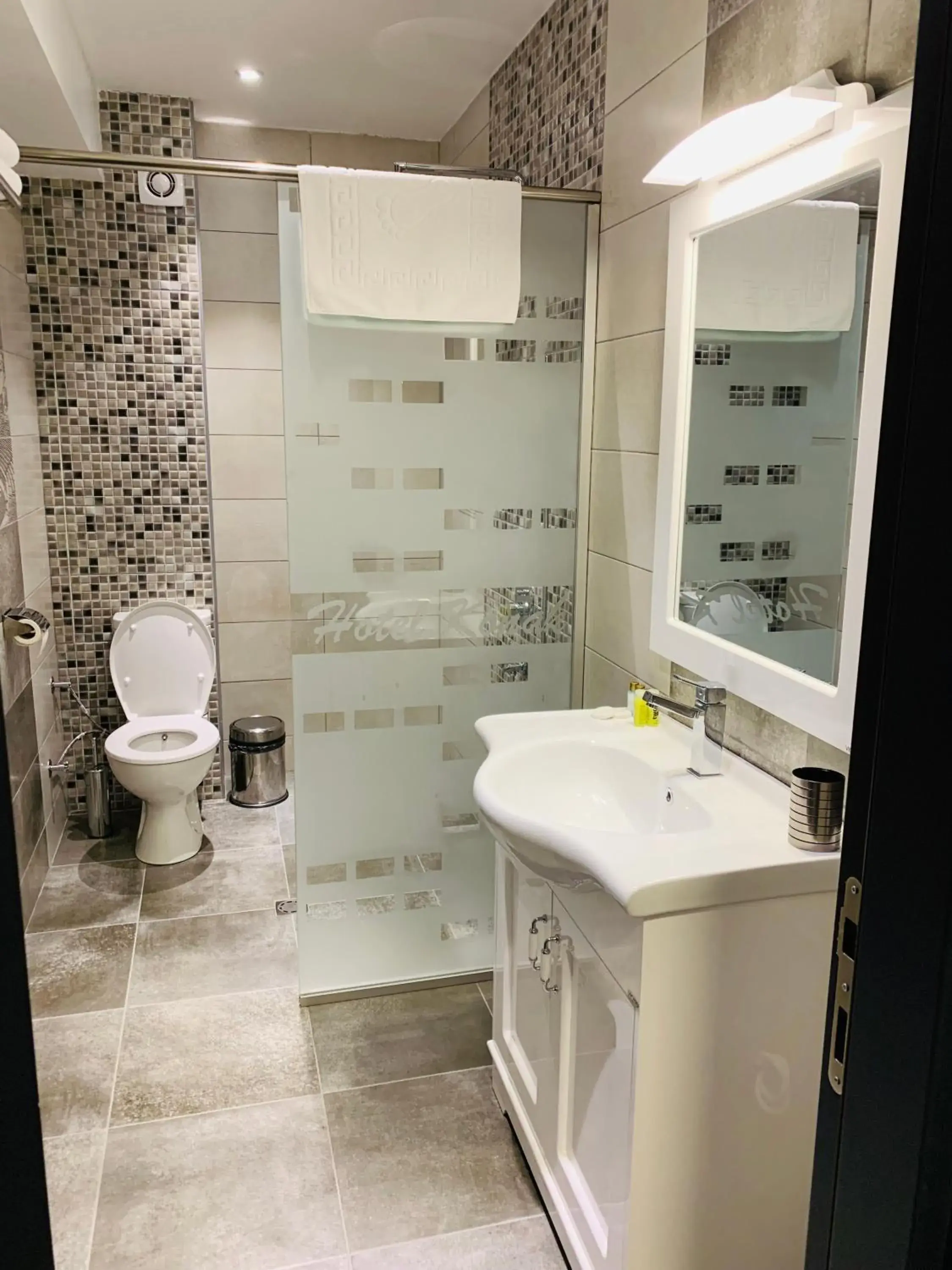 Budget Twin Room in Hotel Konak Budget Twin Room in Hotel Konak