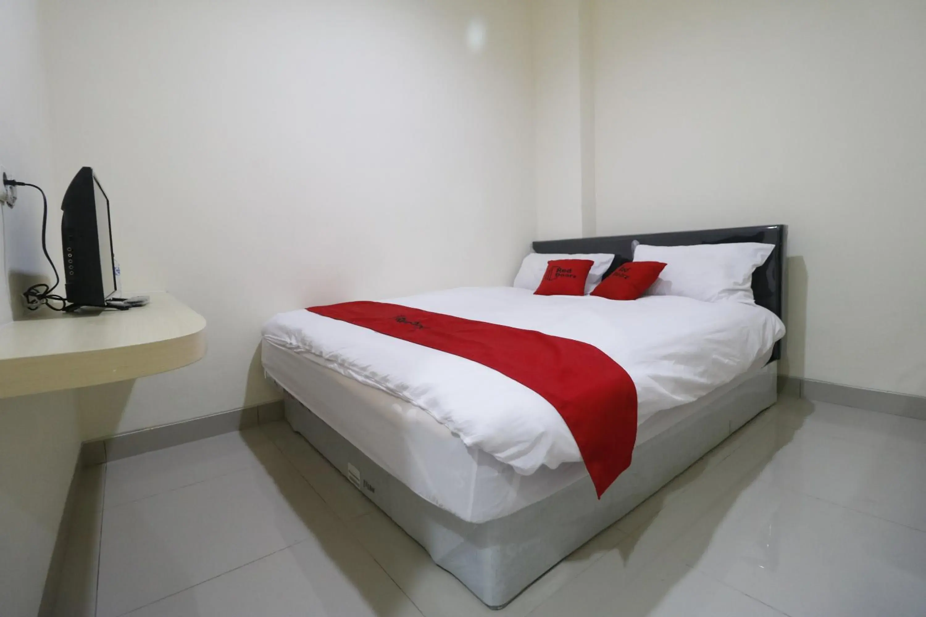 Deluxe Double Room in RedDoorz Plus near Mall Ciputra Jakarta Deluxe Double Room in RedDoorz Plus near Mall Ciputra Jakarta