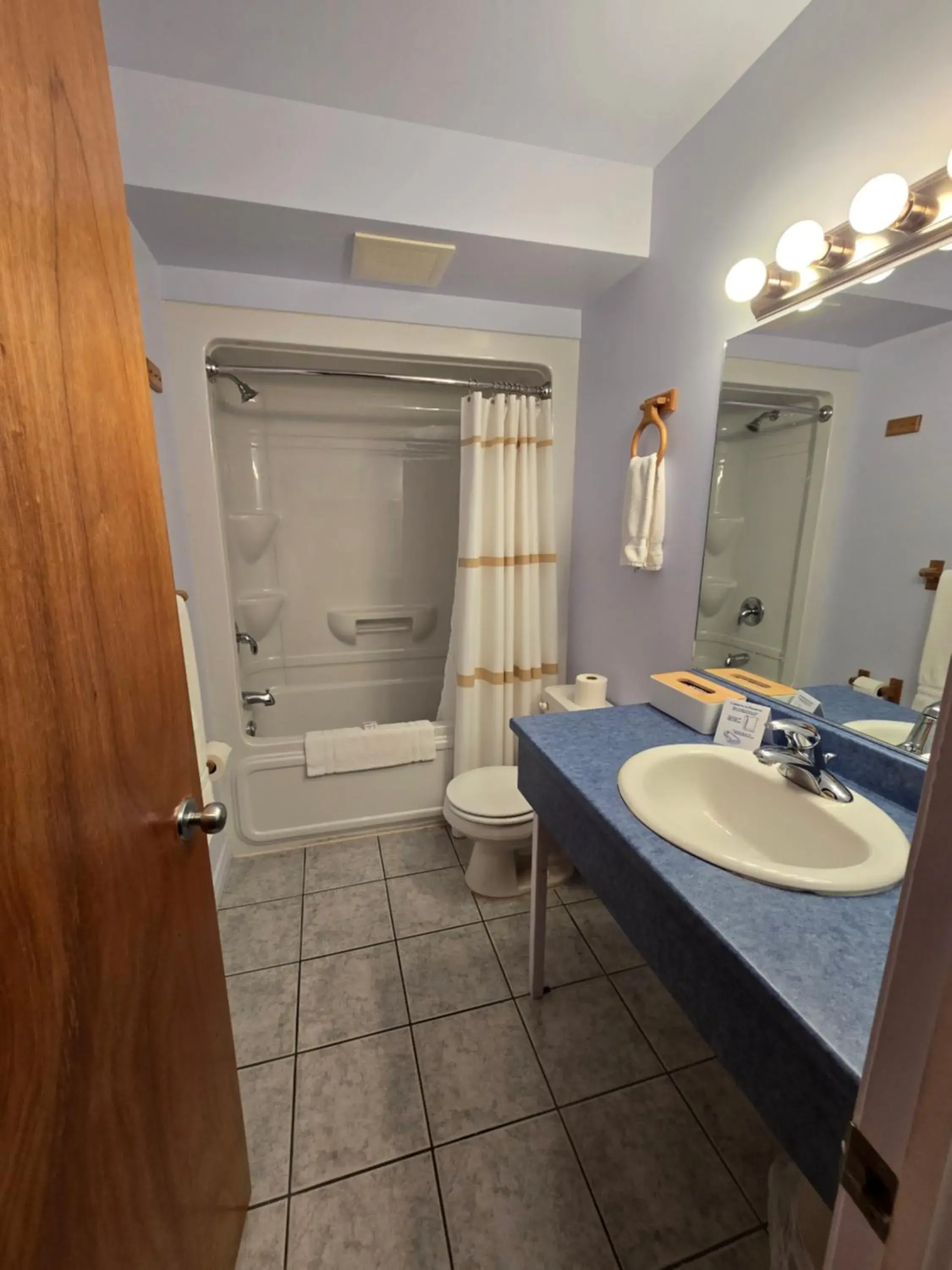 Queen Room with Three Queen Beds - Non-Smoking/North Section in Travelodge by Wyndham Port Elgin Queen Room with Three Queen Beds - Non-Smoking/North Section in Travelodge by Wyndham Port Elgin