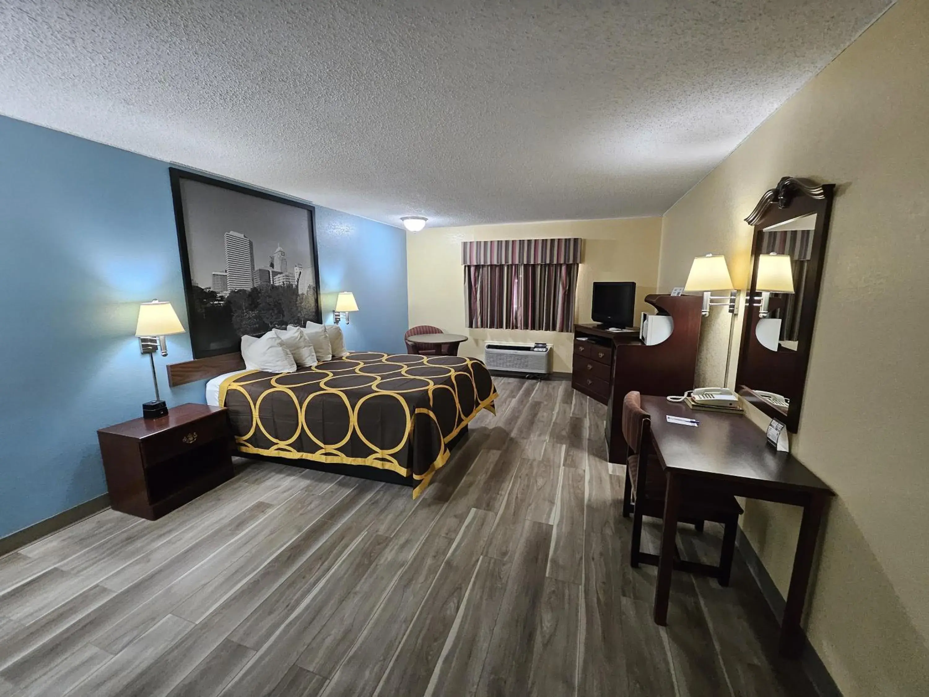 Queen Room - Non-Smoking in Super 8 by Wyndham Clinton Queen Room - Non-Smoking in Super 8 by Wyndham Clinton