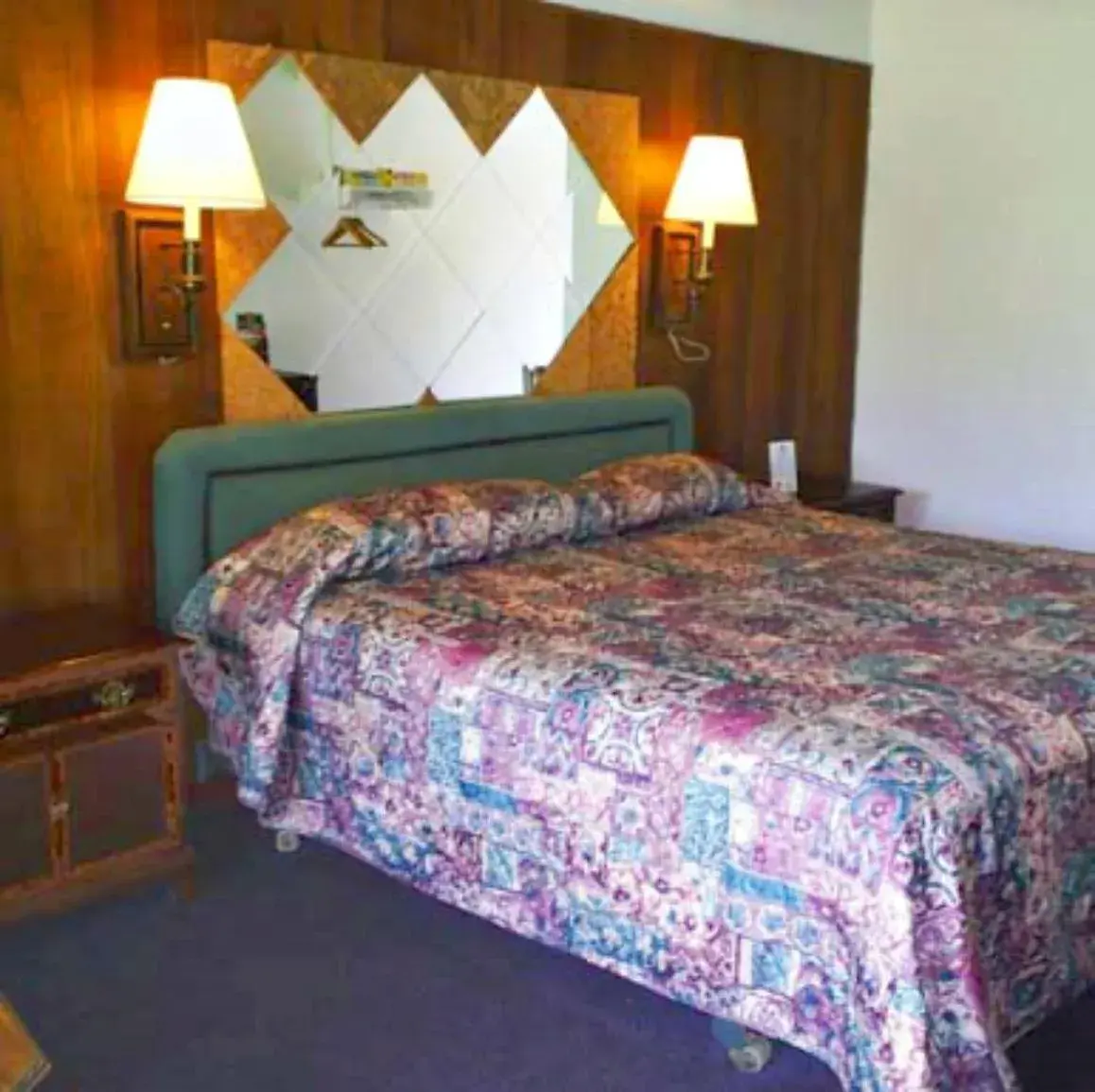 Standard King Room - single occupancy in Kings Inn Cleveland Standard King Room - single occupancy in Kings Inn Cleveland
