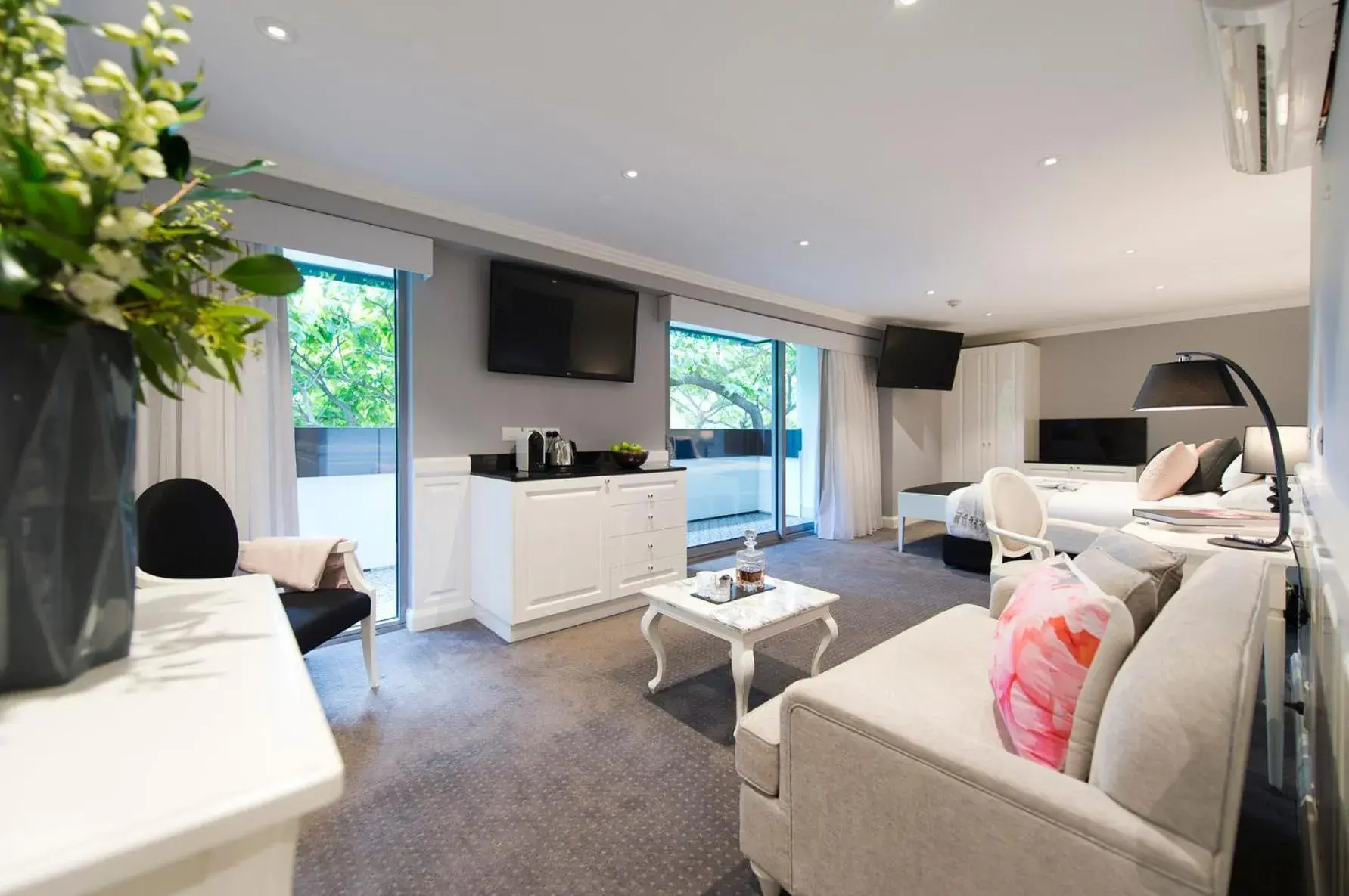 Suite with Spa Bath in Canberra Rex Hotel Suite with Spa Bath in Canberra Rex Hotel