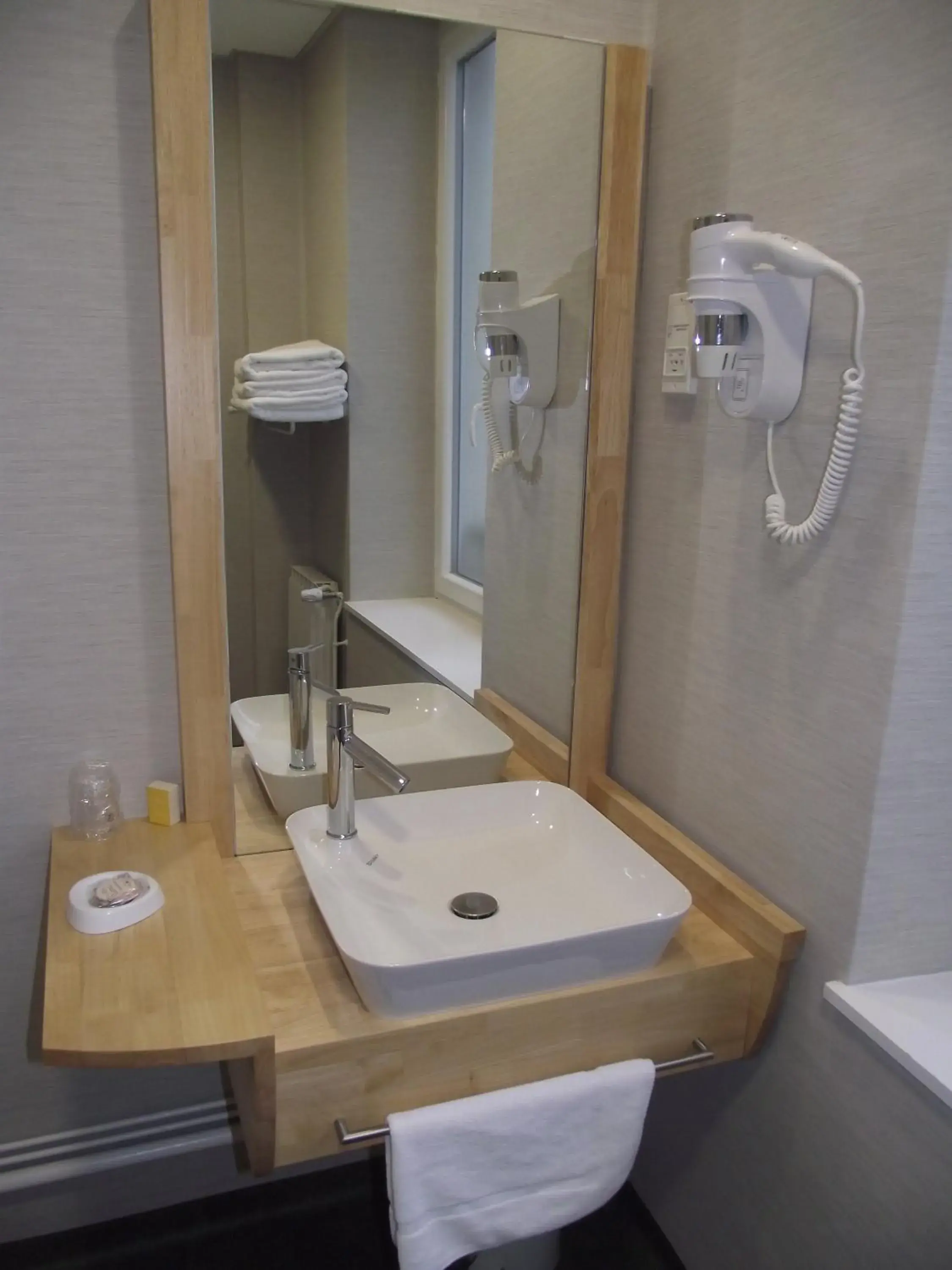 Triple Room in Logis Hotel des Bourbons Montluçon Climatisé Triple Room in Logis Hotel des Bourbons Montluçon Climatisé