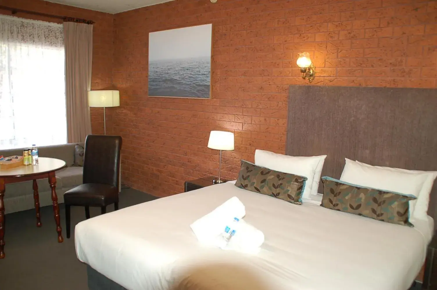 Deluxe King Suite - Upstairs in Meramie Motor Inn Deluxe King Suite - Upstairs in Meramie Motor Inn