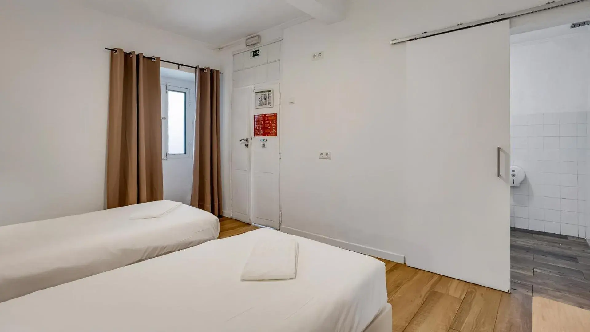 Single Room with Private Bathroom in Hostel Casa d'Alagoa Single Room with Private Bathroom in Hostel Casa d'Alagoa