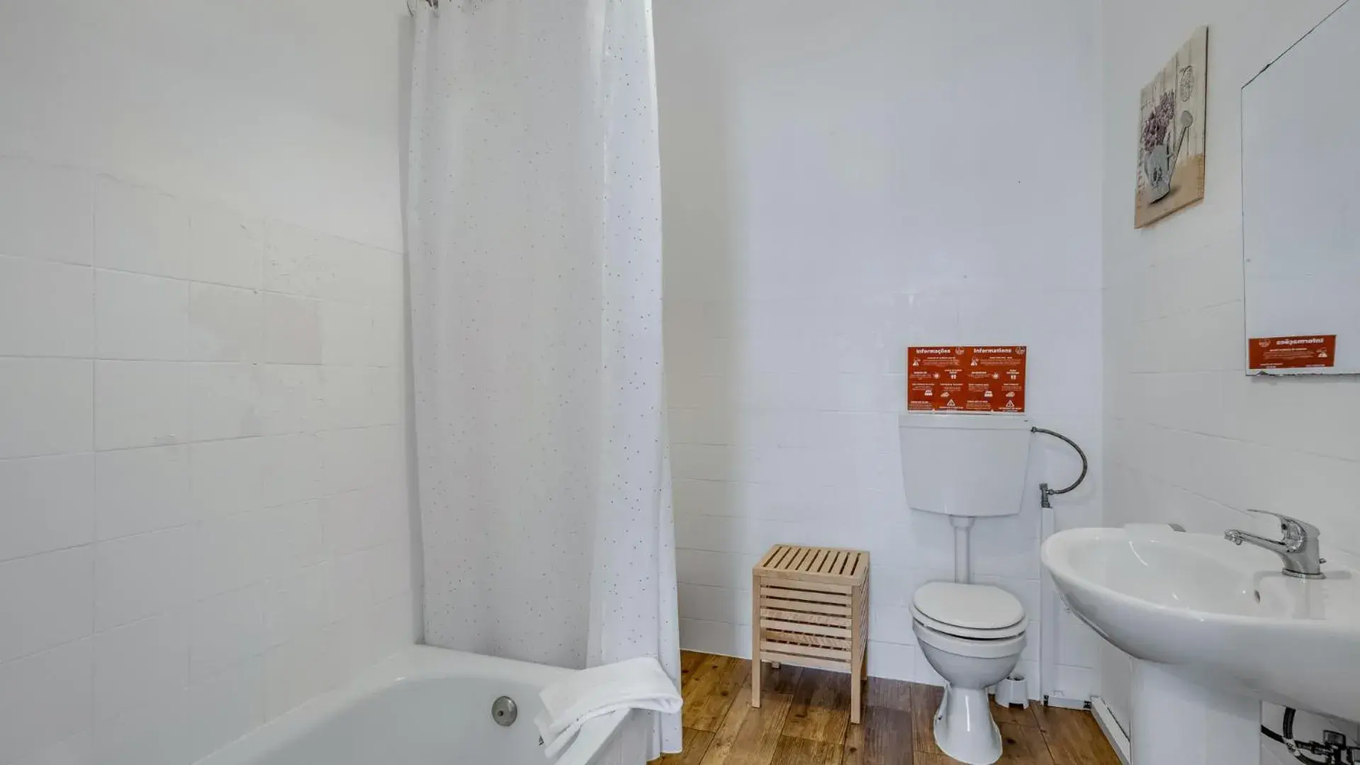 Triple Room in Hostel Casa d'Alagoa Triple Room in Hostel Casa d'Alagoa