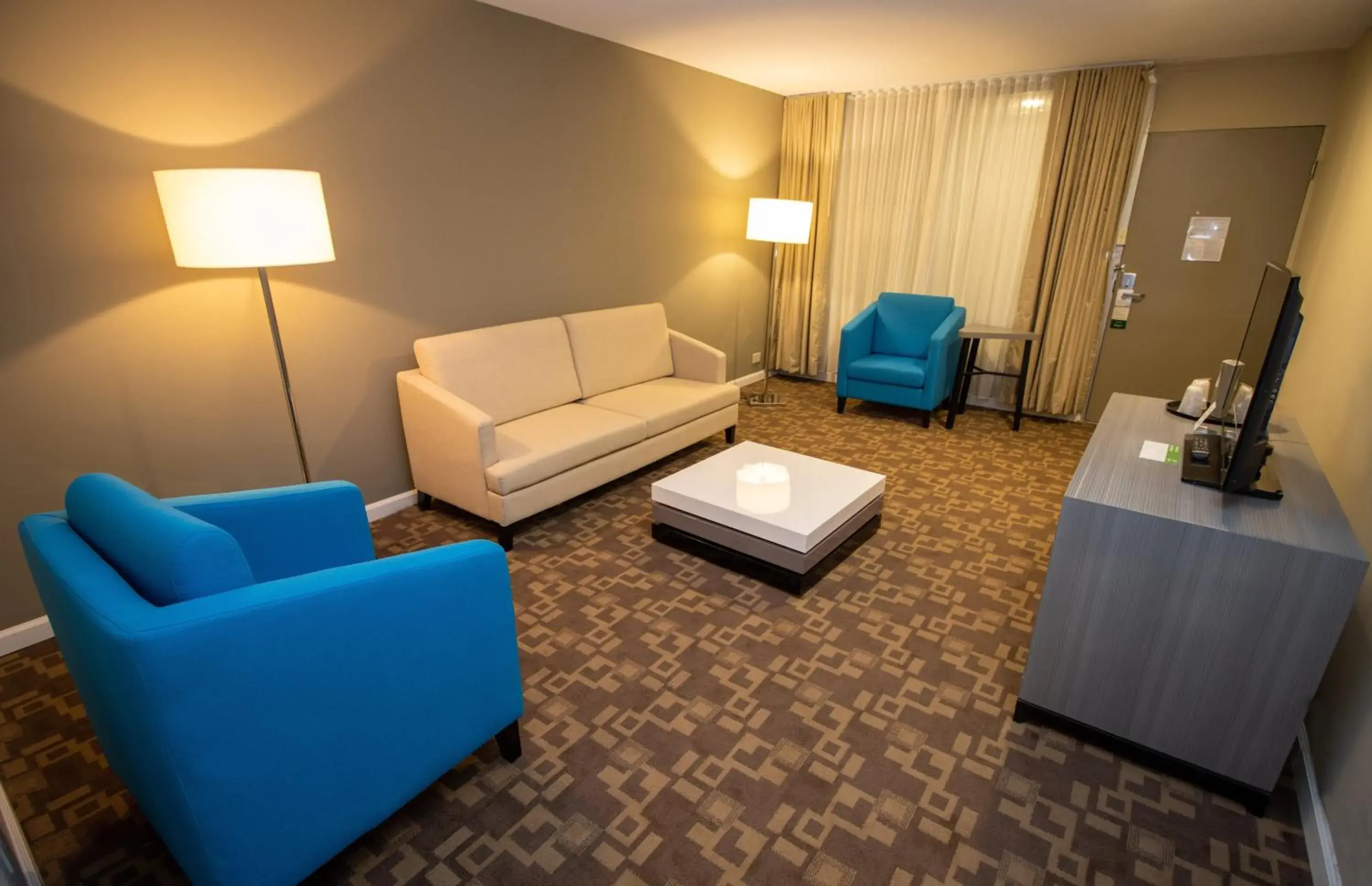 Suite with Mobility Accessible Tub - Non-Smoking in Holiday Inn Scranton East - Dunmore by IHG Suite with Mobility Accessible Tub - Non-Smoking in Holiday Inn Scranton East - Dunmore by IHG