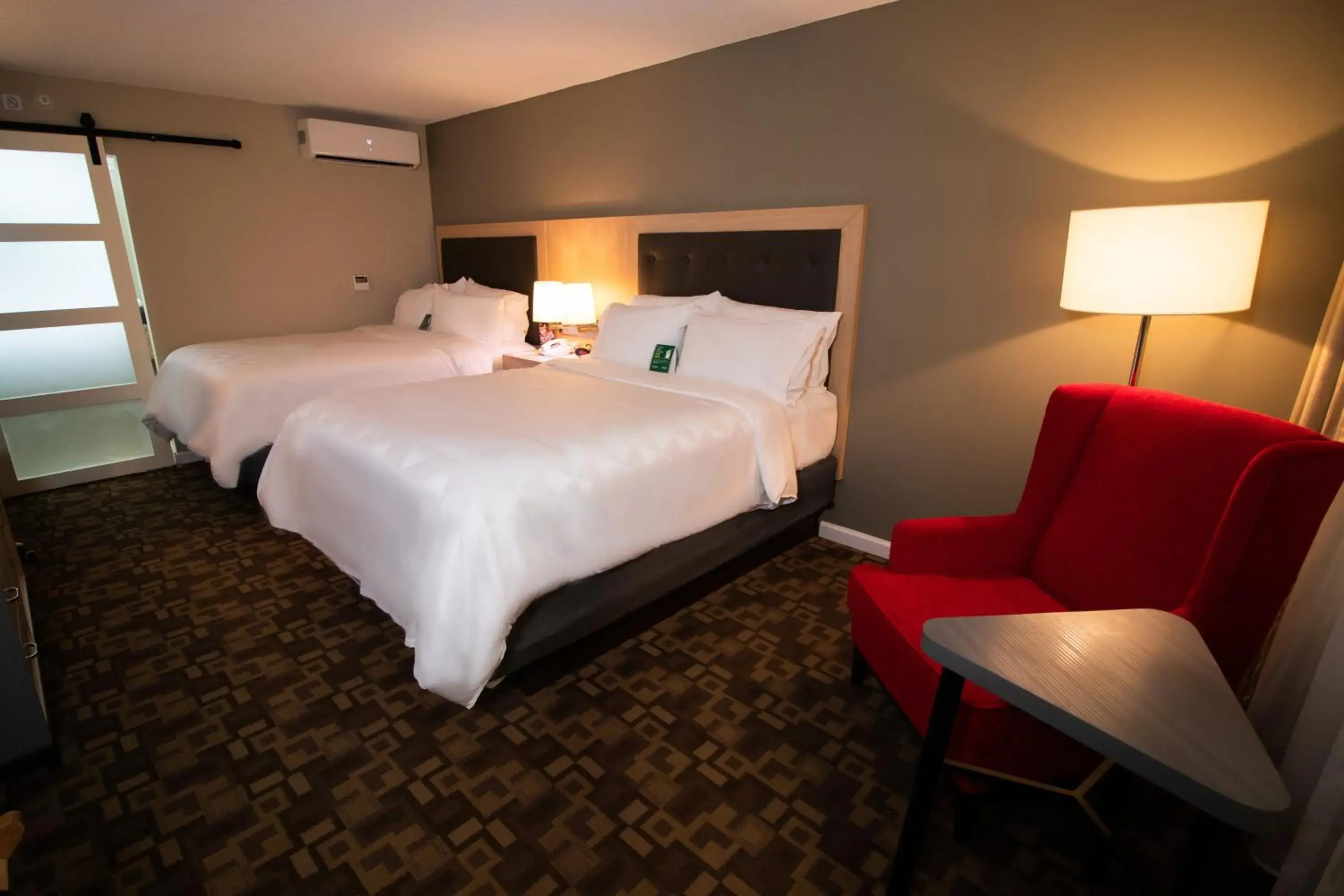 Standard Queen Room with Two Queen Beds in Holiday Inn Scranton East - Dunmore by IHG Standard Queen Room with Two Queen Beds in Holiday Inn Scranton East - Dunmore by IHG