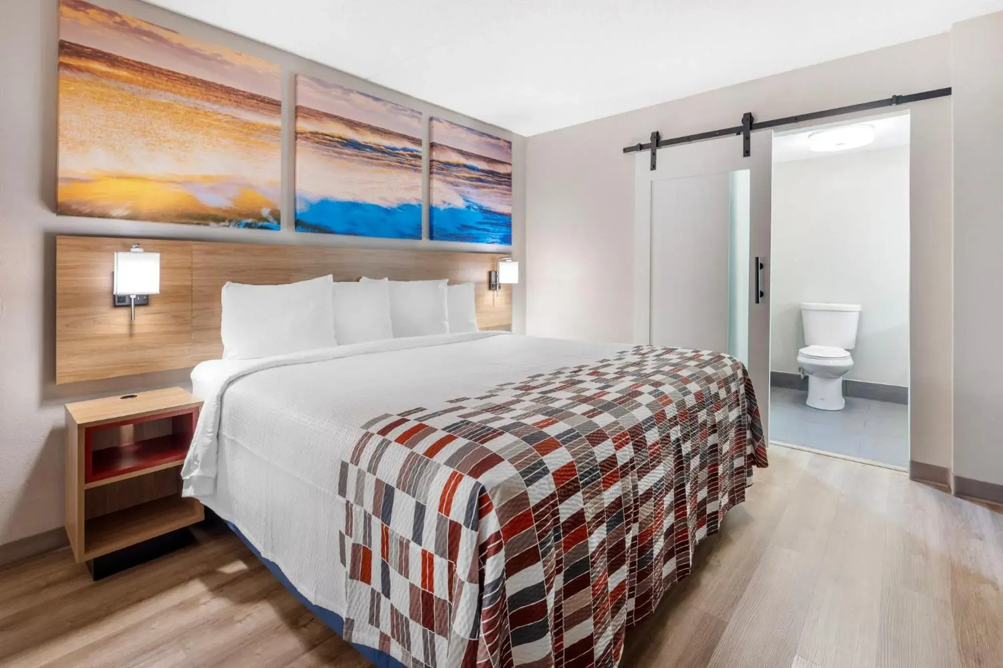 Superior King Room Non-Smoking in Days Inn by Wyndham Franklin Nashville Superior King Room Non-Smoking in Days Inn by Wyndham Franklin Nashville