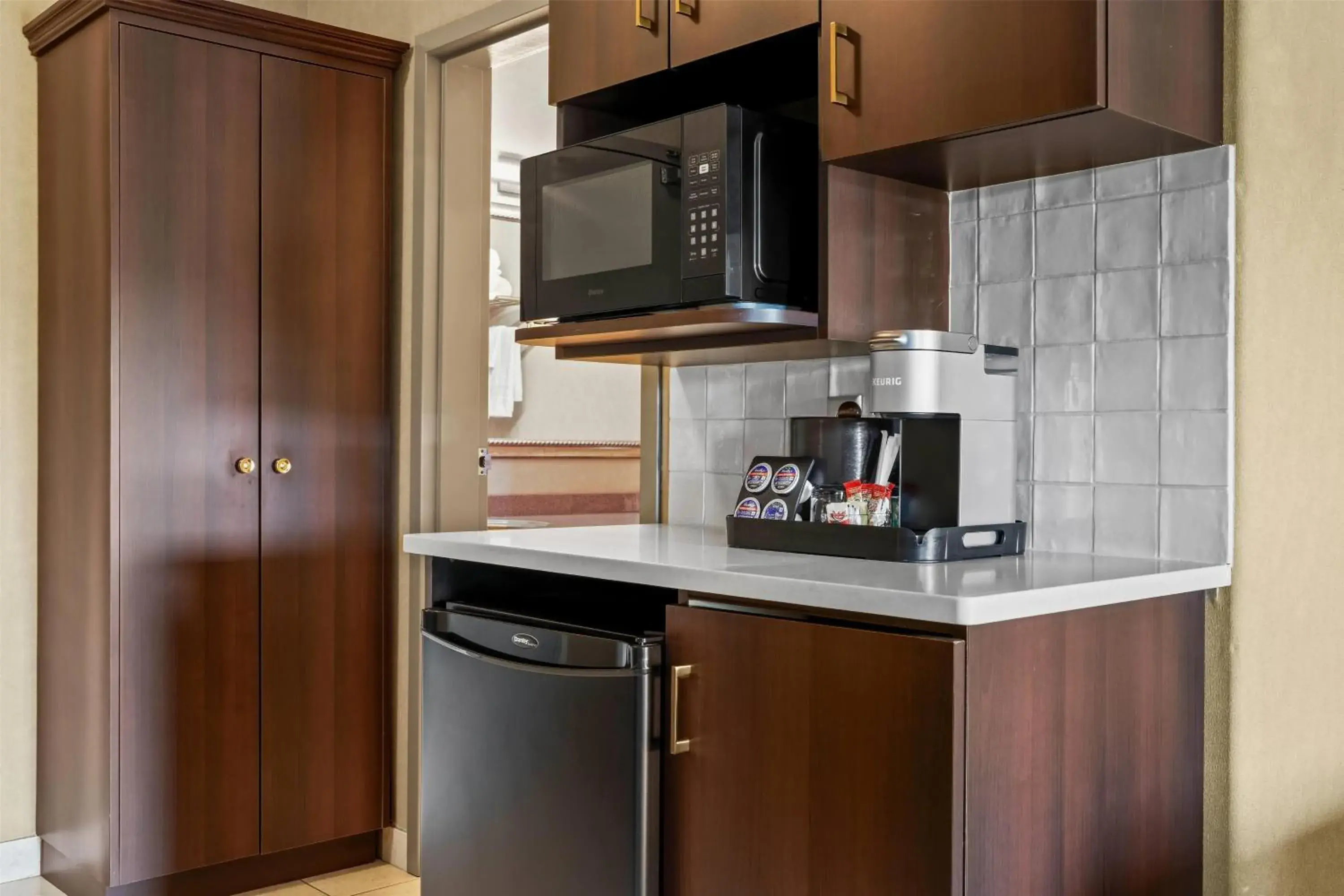 King Room with Two King Beds - Non-Smoking in Ramada by Wyndham Drumheller Hotel & Suites King Room with Two King Beds - Non-Smoking in Ramada by Wyndham Drumheller Hotel & Suites